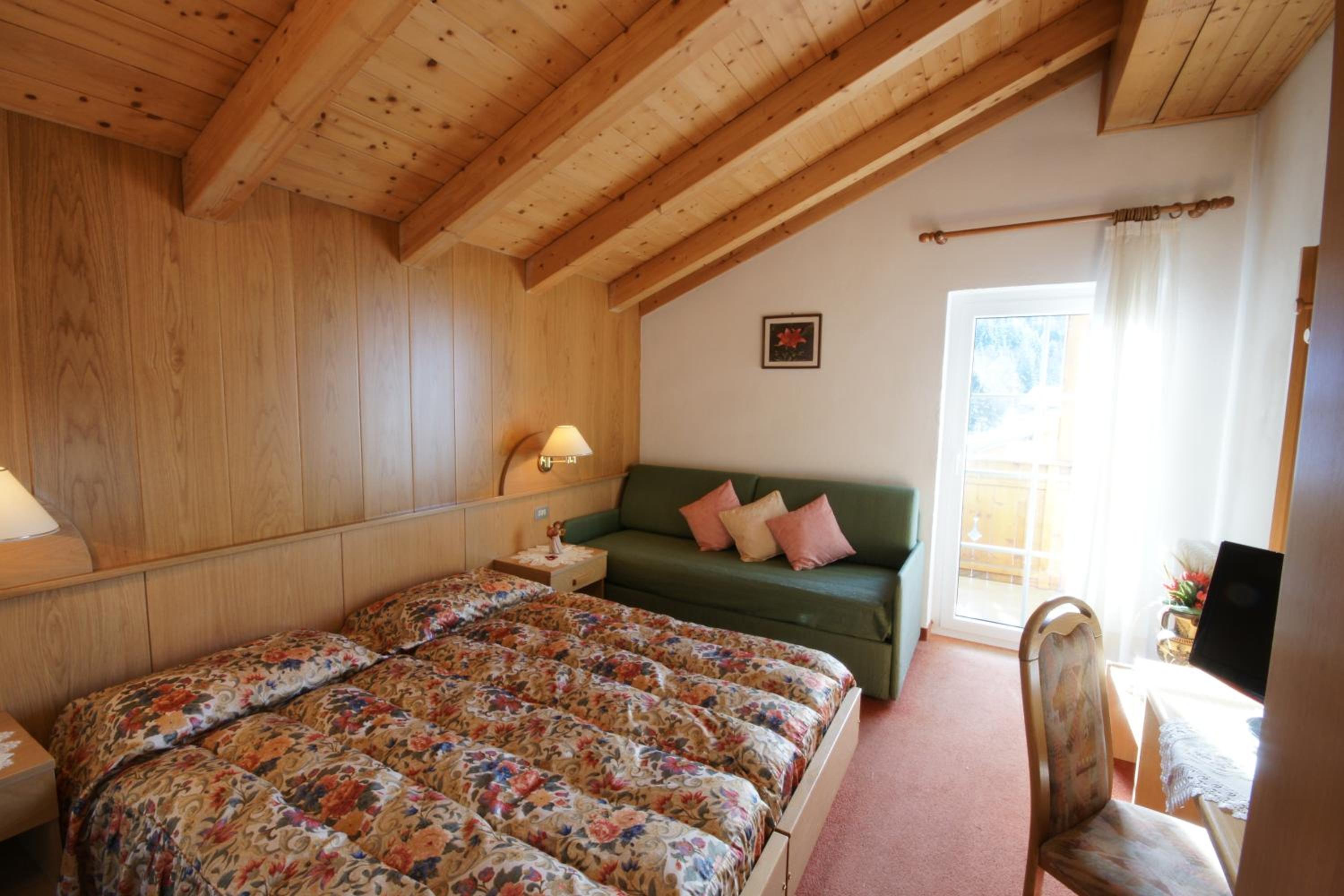 Family Room (2 Adults + 2 Children) photo 1