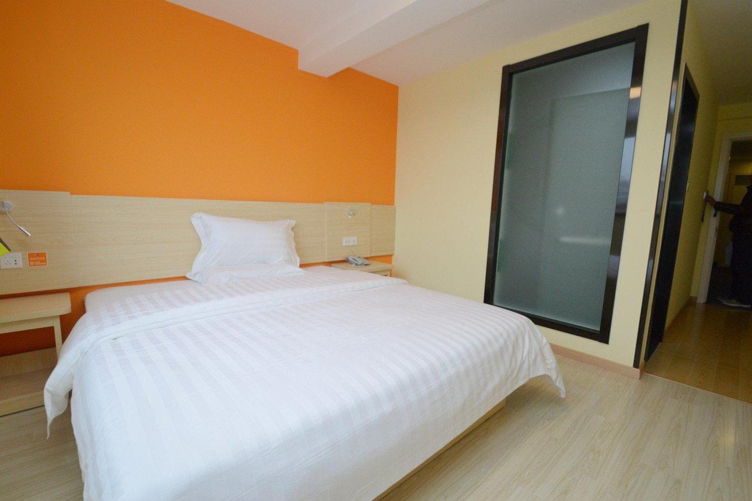 Comfortable Queen Room