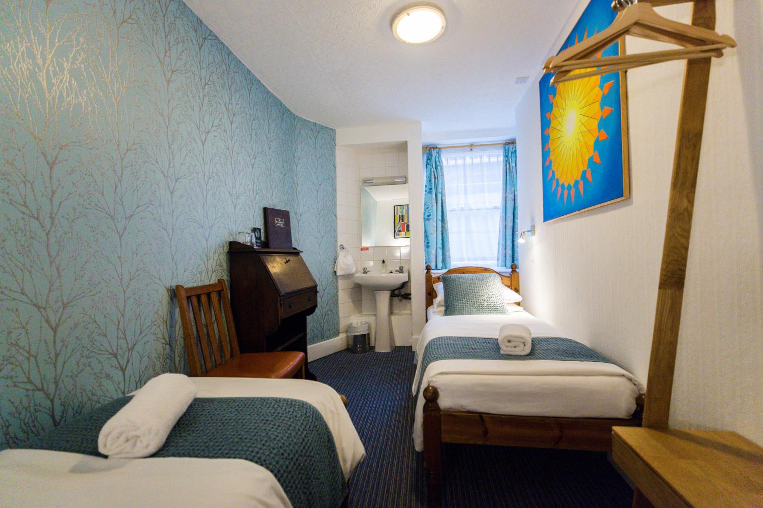 Lower Ground Floor Twin Room with Shared Bathroom photo 2