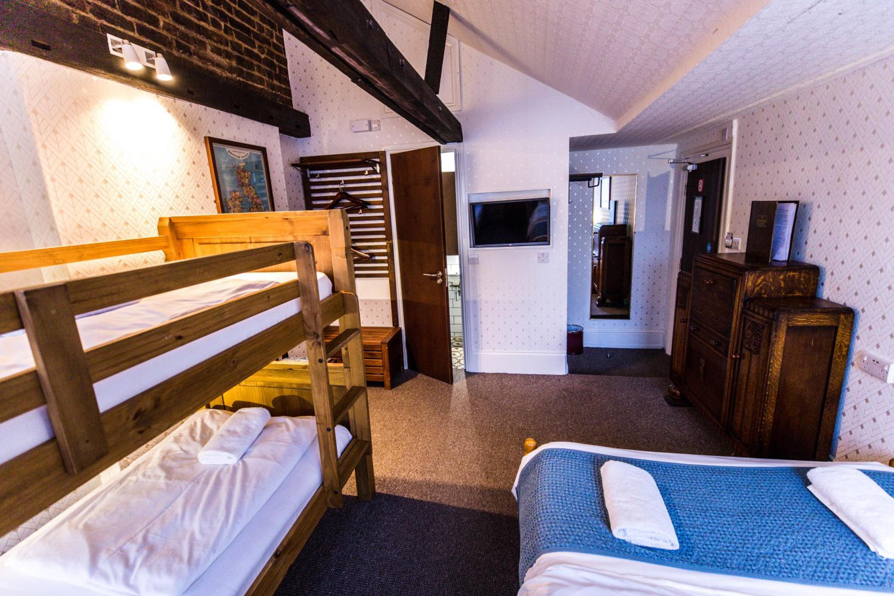 Top Floor Quadruple Room with Private Bathroom photo 2