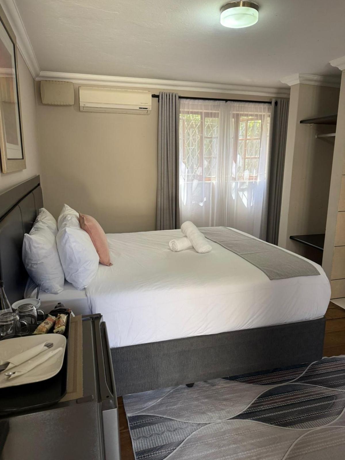 Queen Room with Pool View photo 2