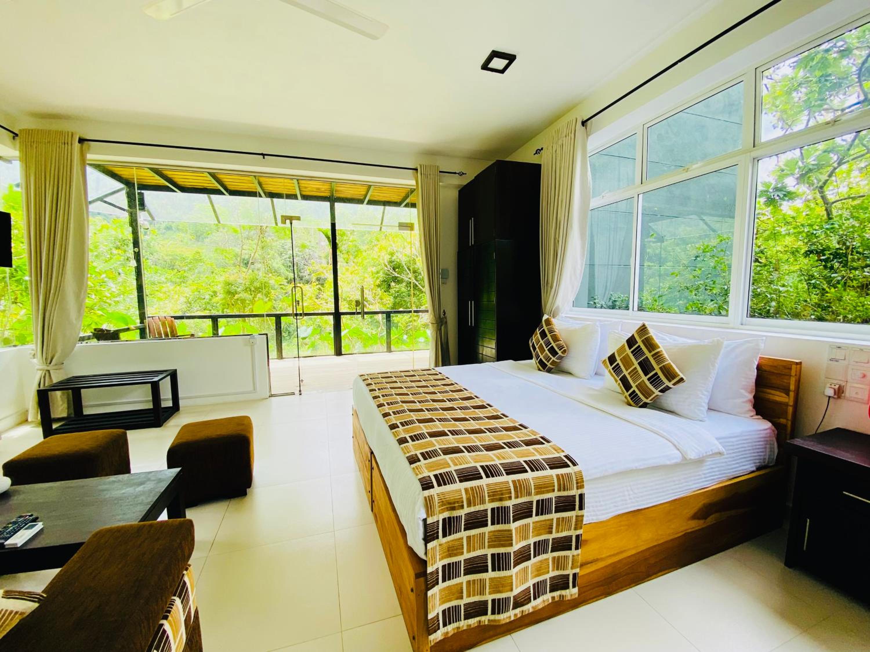 Mountain View Garden Suite, Family photo 1