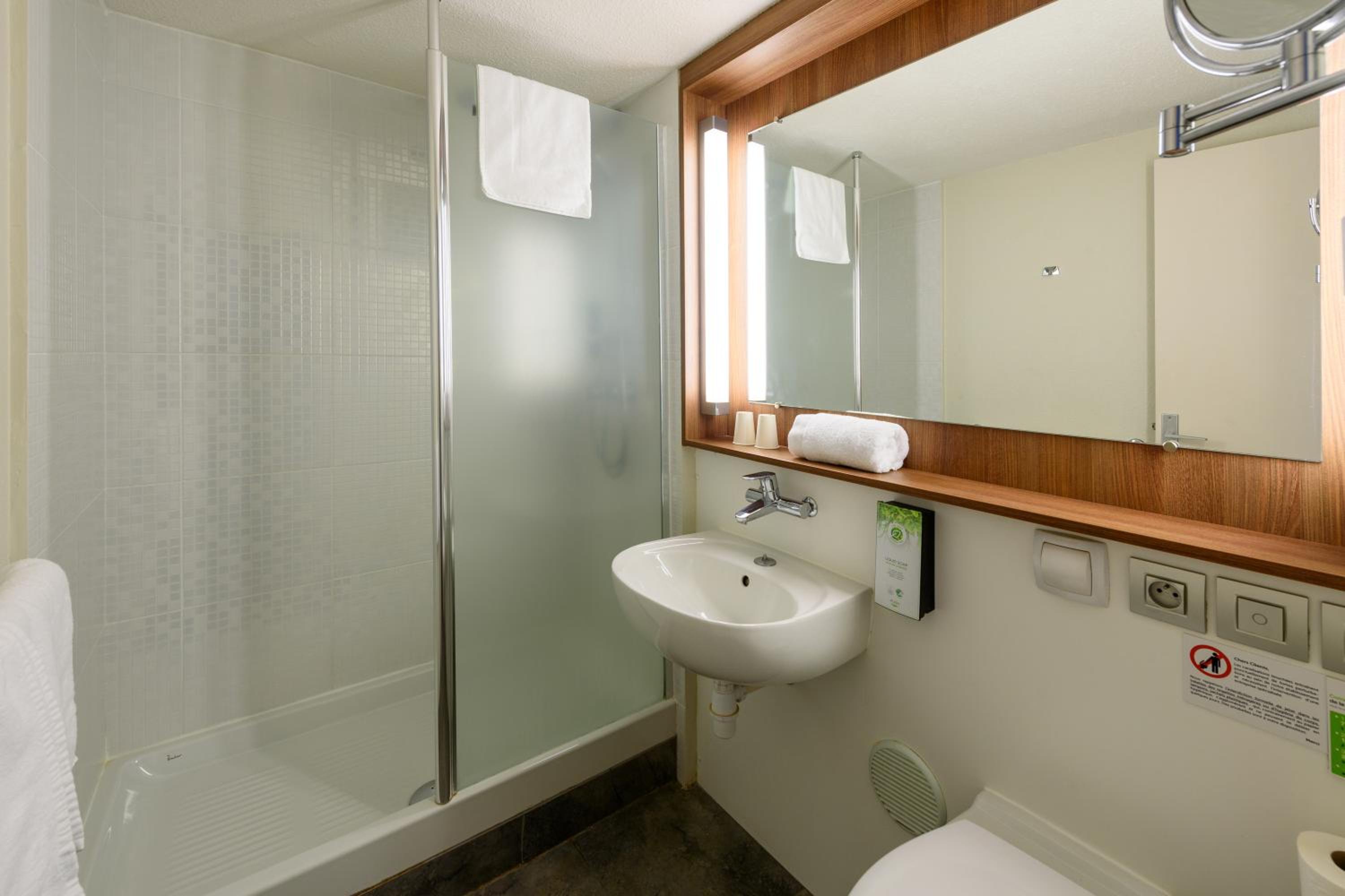 Standard Twin Room with One Single Bed - Up to Ten Years photo 3