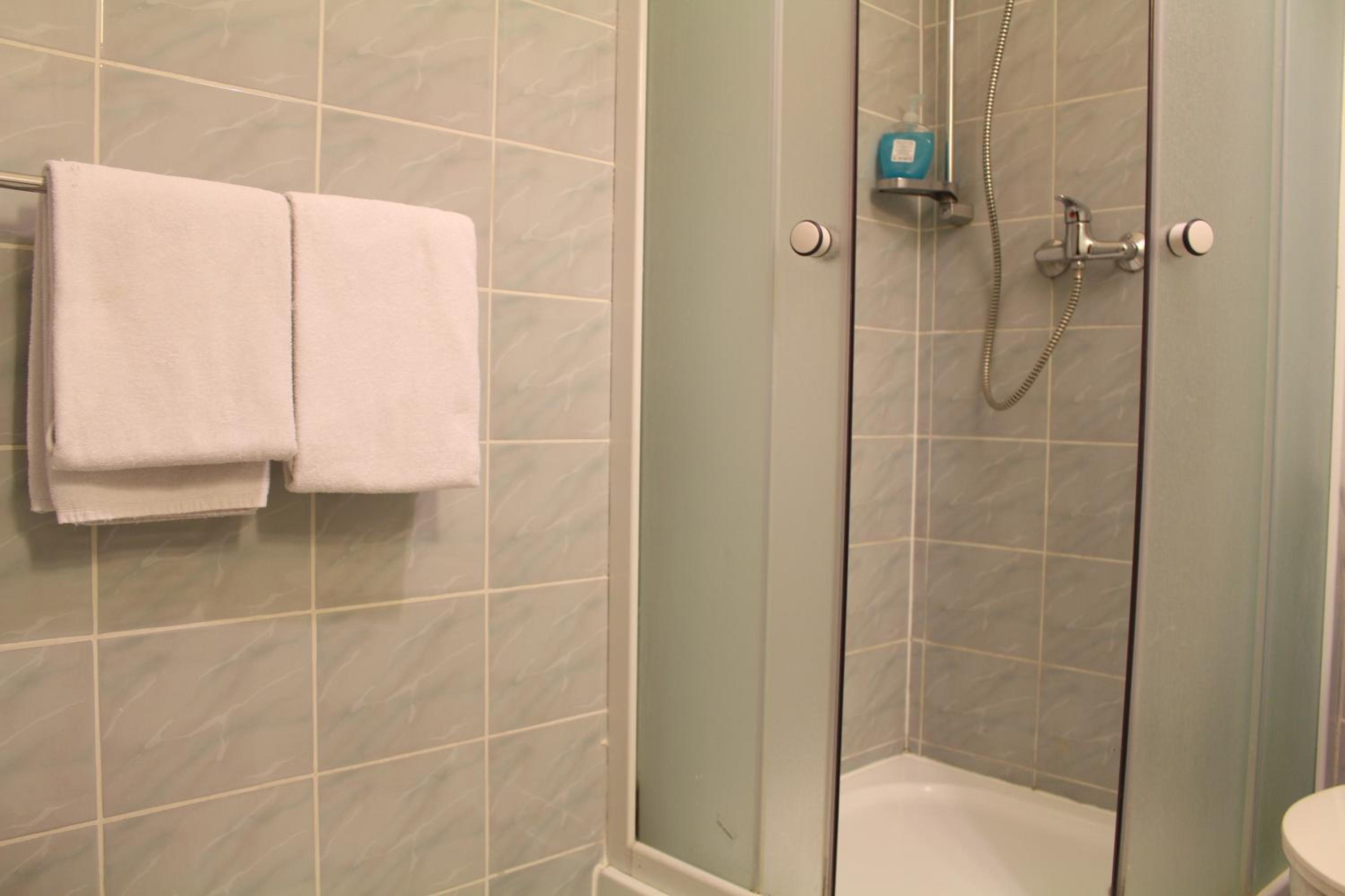Studio Apartment with Kitchenette (3 Adults) - Photo 5