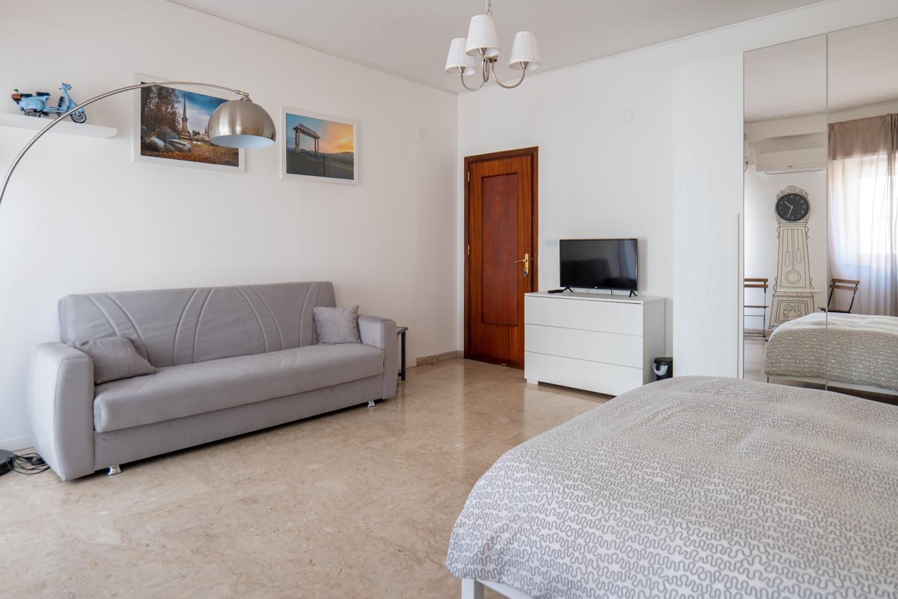 Deluxe Double Room with Balcony photo 2