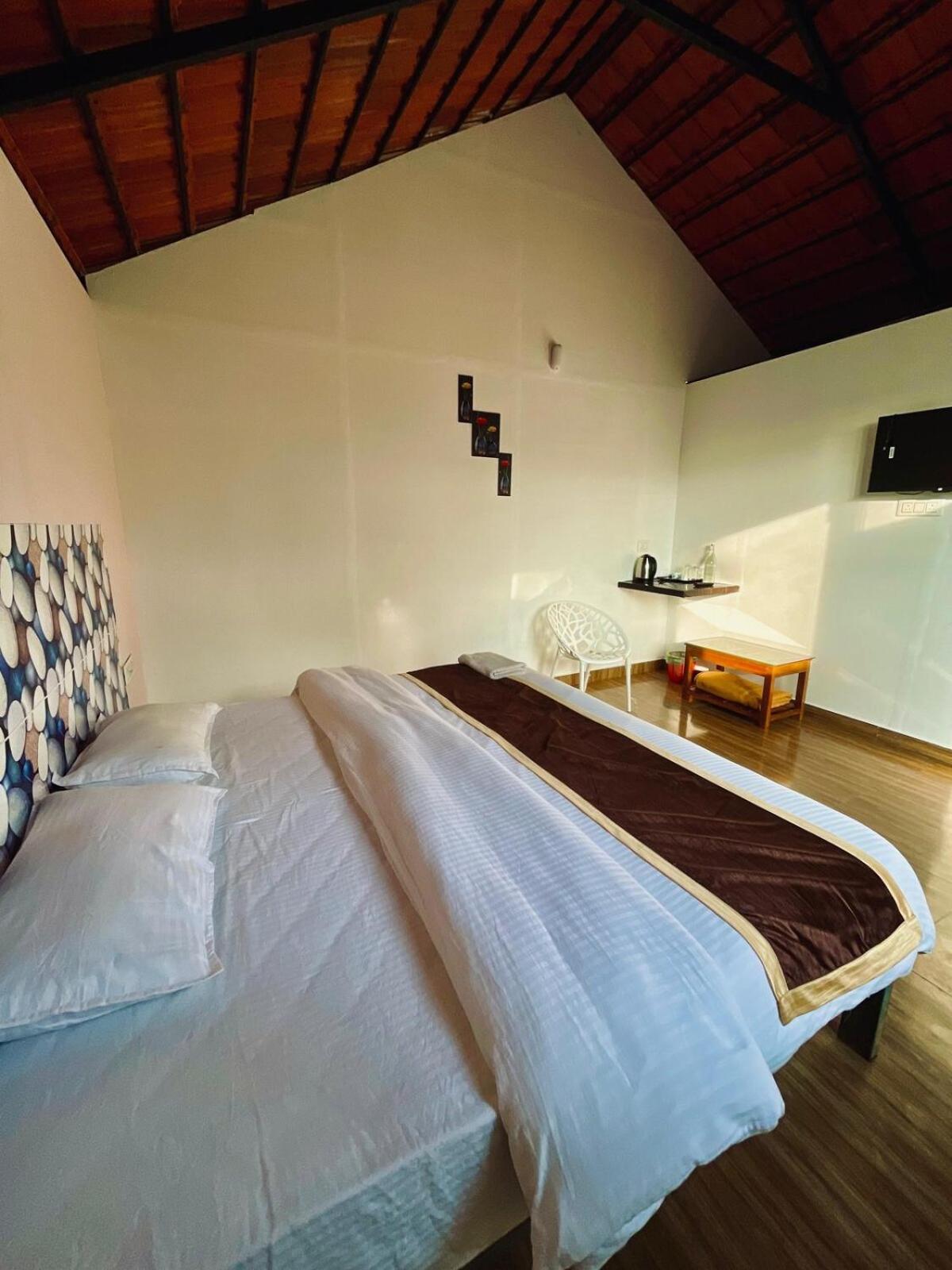 Villa with Private Pool - Photo 2