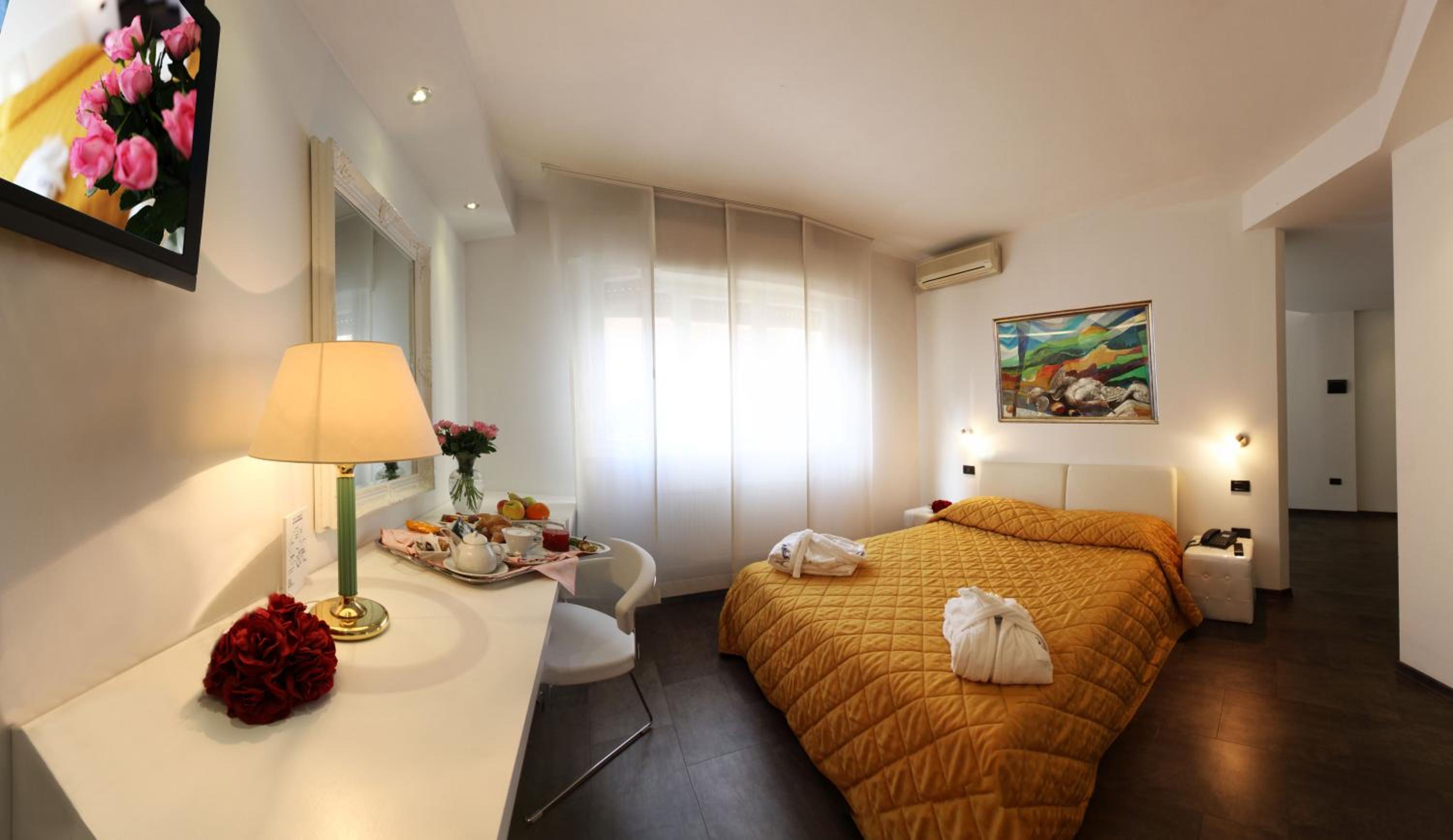 Suite - Photo 1