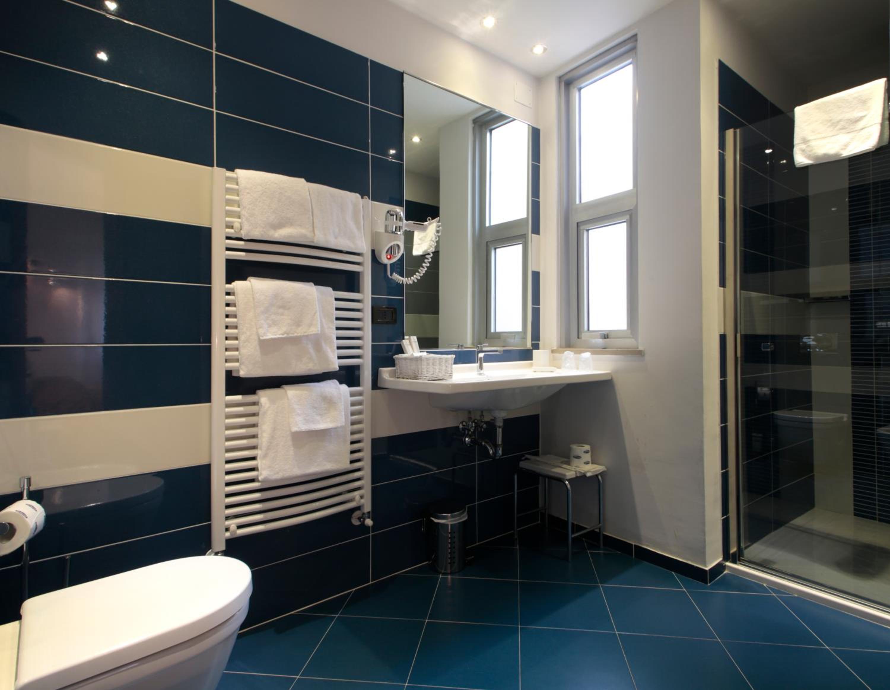 Suite - Photo 20