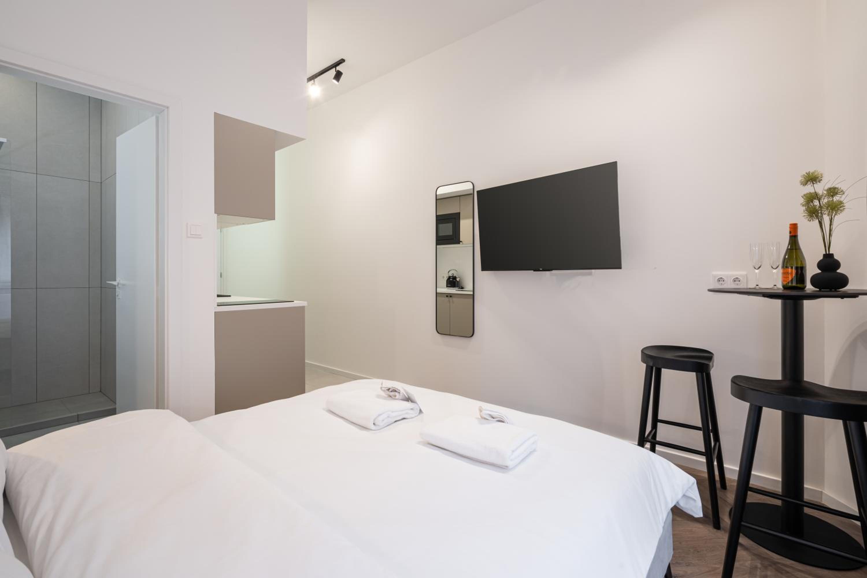 One-Bedroom Apartment - Photo 11