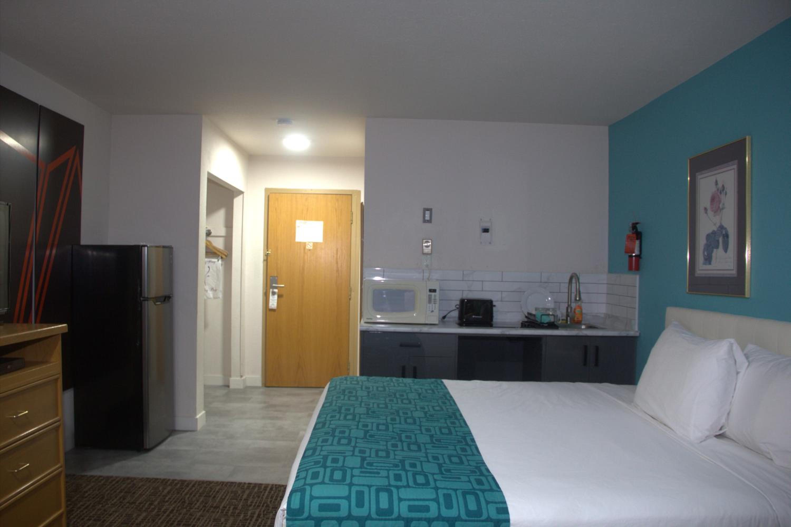 King Room with Kitchenette - Non-Smoking - Photo 2