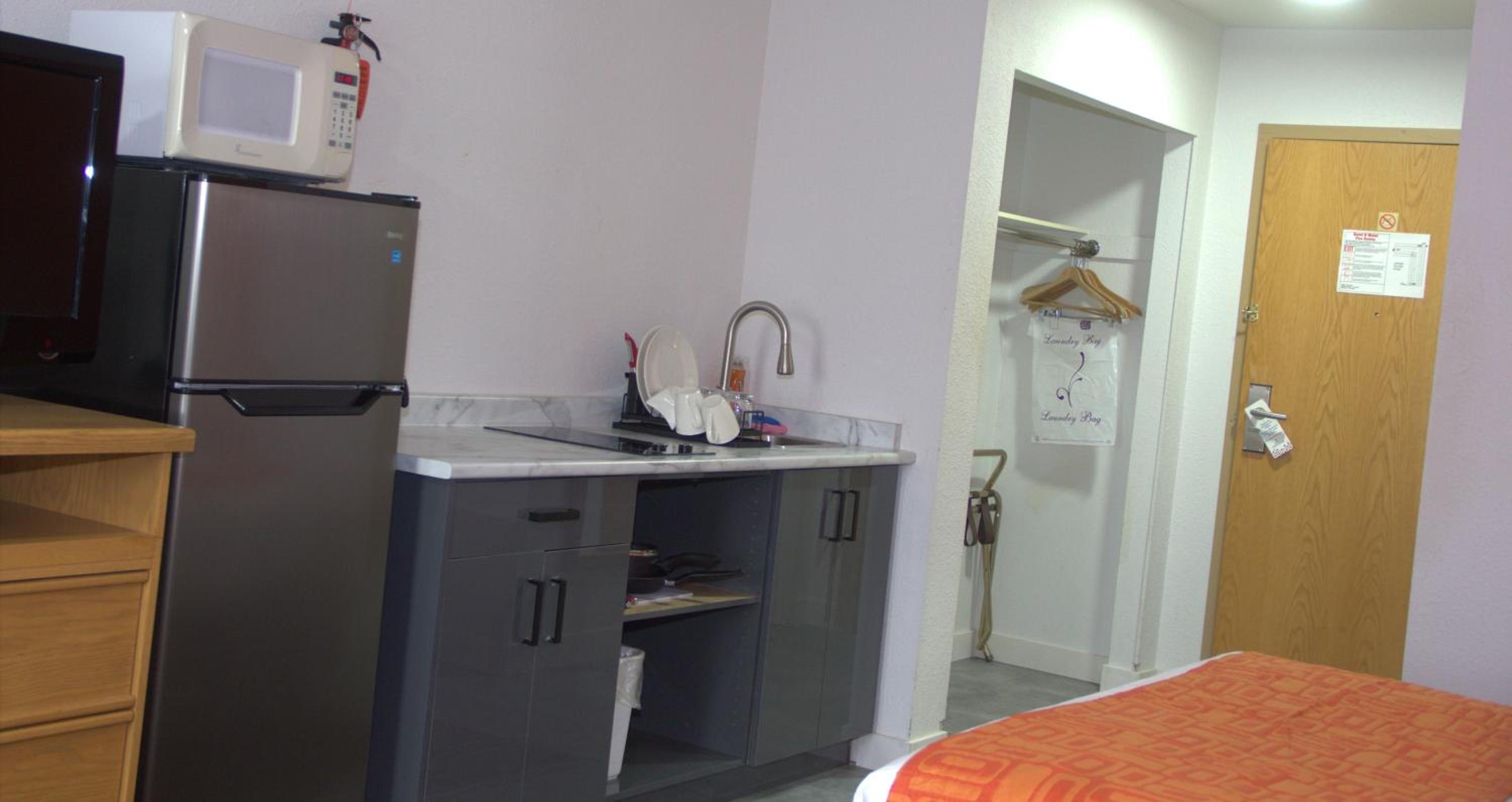 King Room with Kitchenette - Non-Smoking - Photo 3