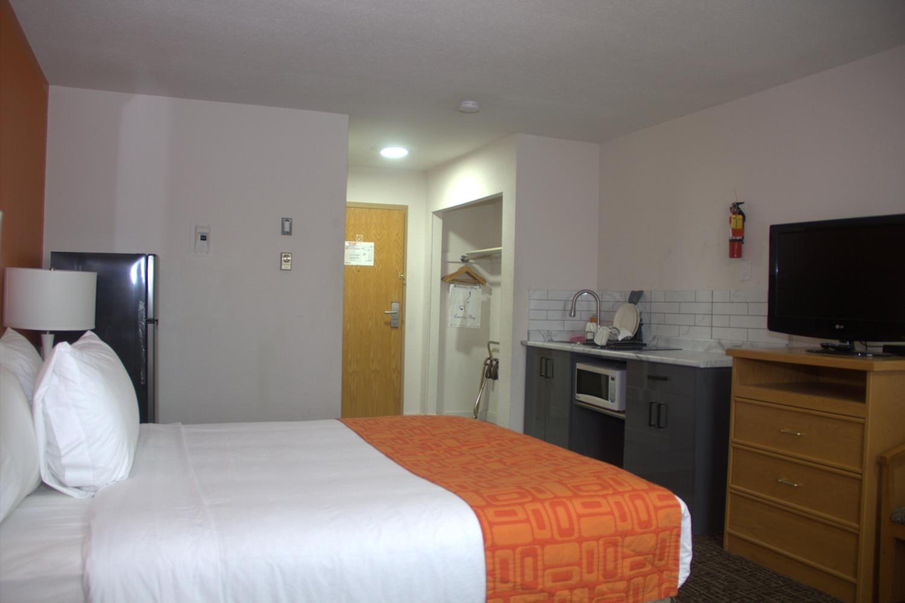 King Room with Kitchenette - Non-Smoking - Photo 4