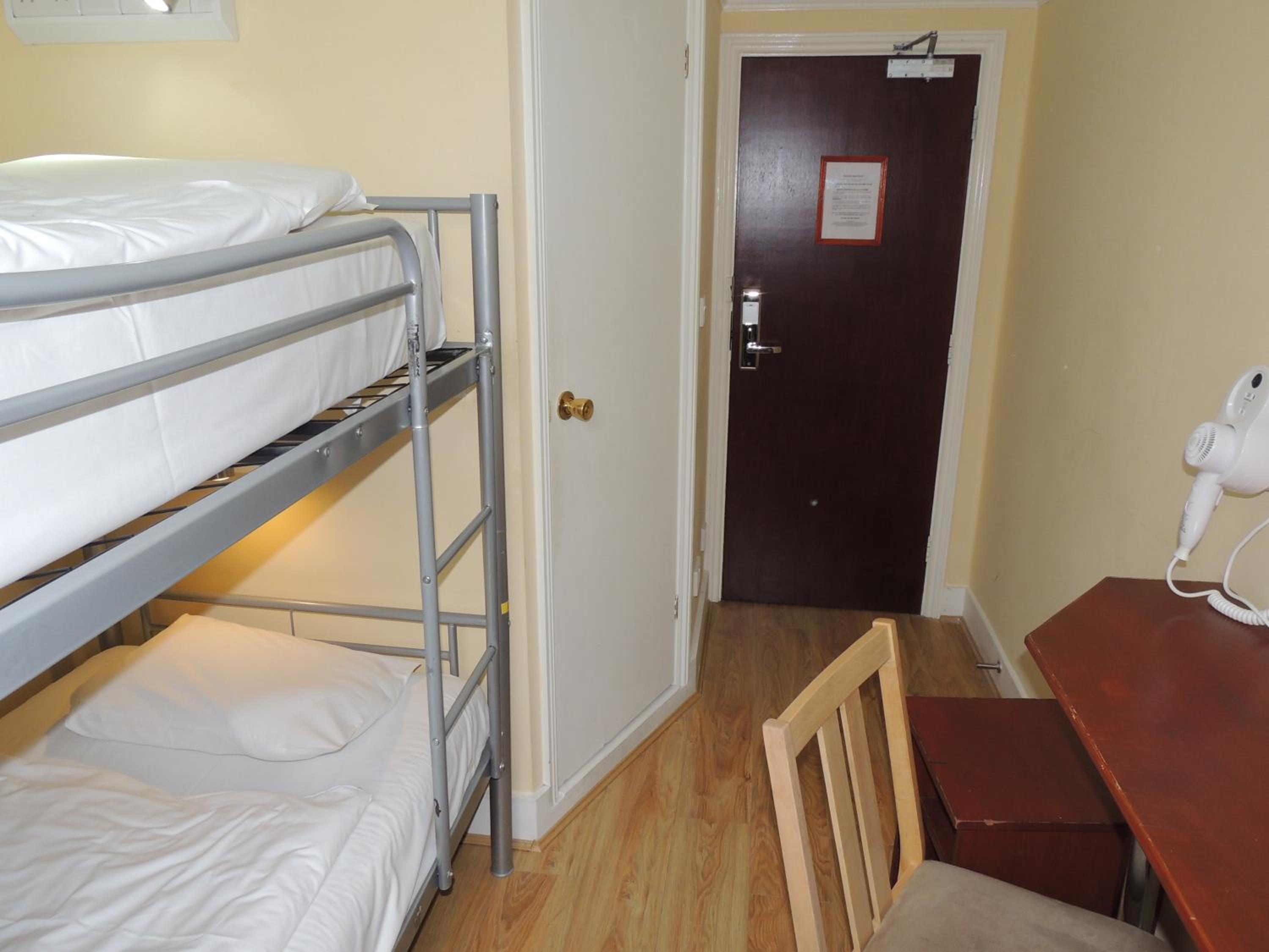 Twin Room with Bathroom photo 1