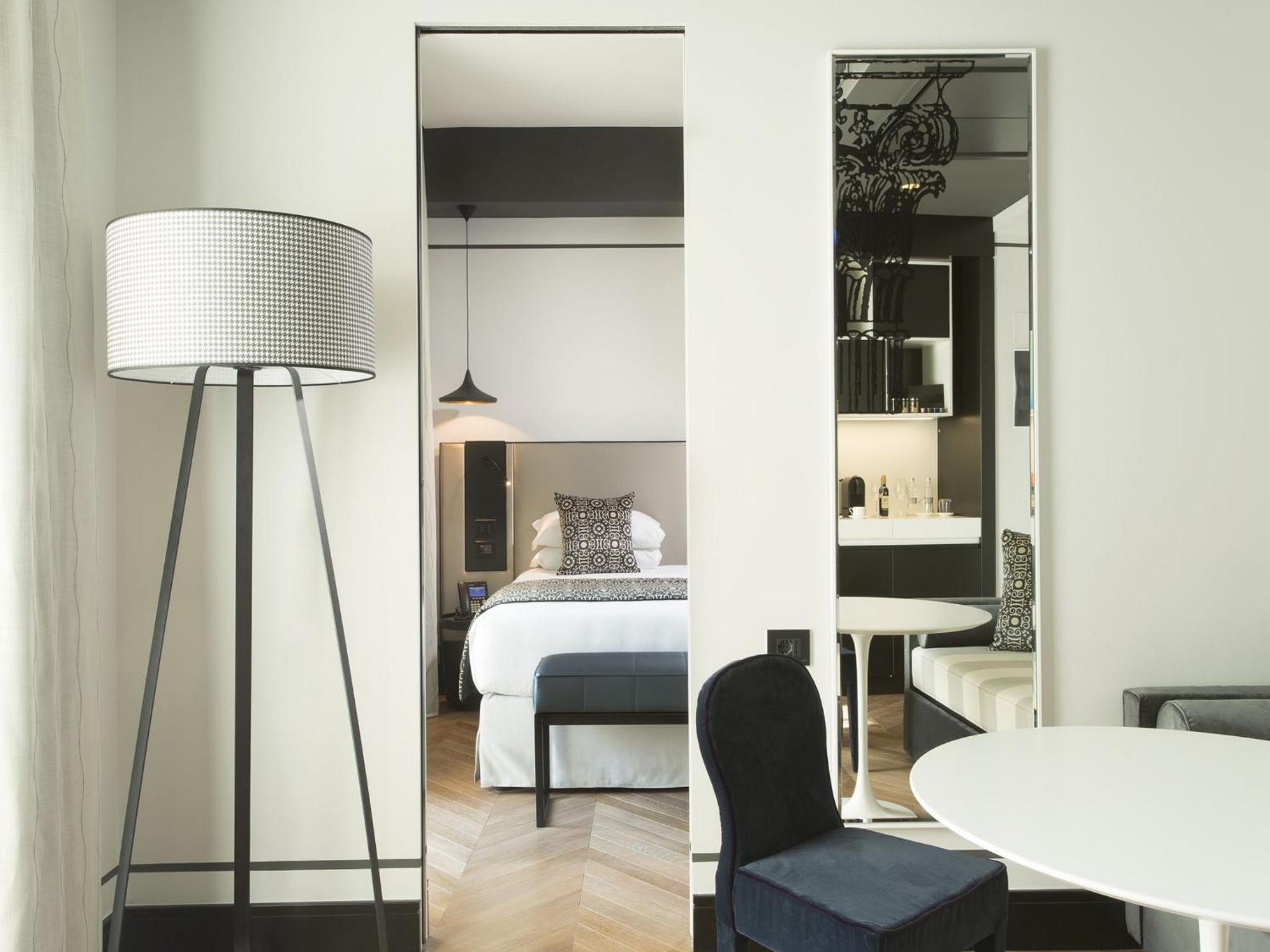 King Suite with Balcony photo 2