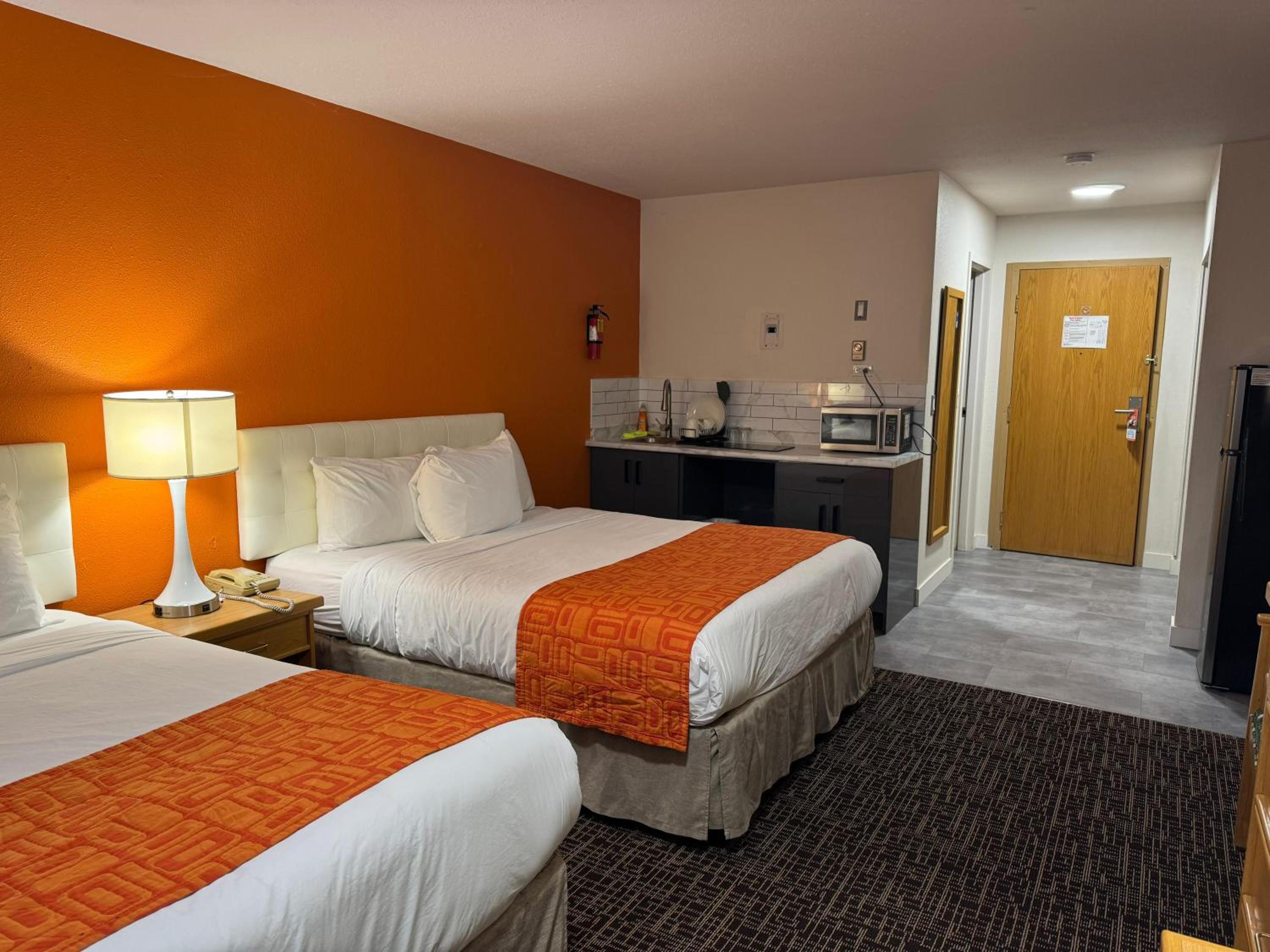 Queen Room with Two Queen Beds and Kitchenette - Non-Smoking - Photo 2