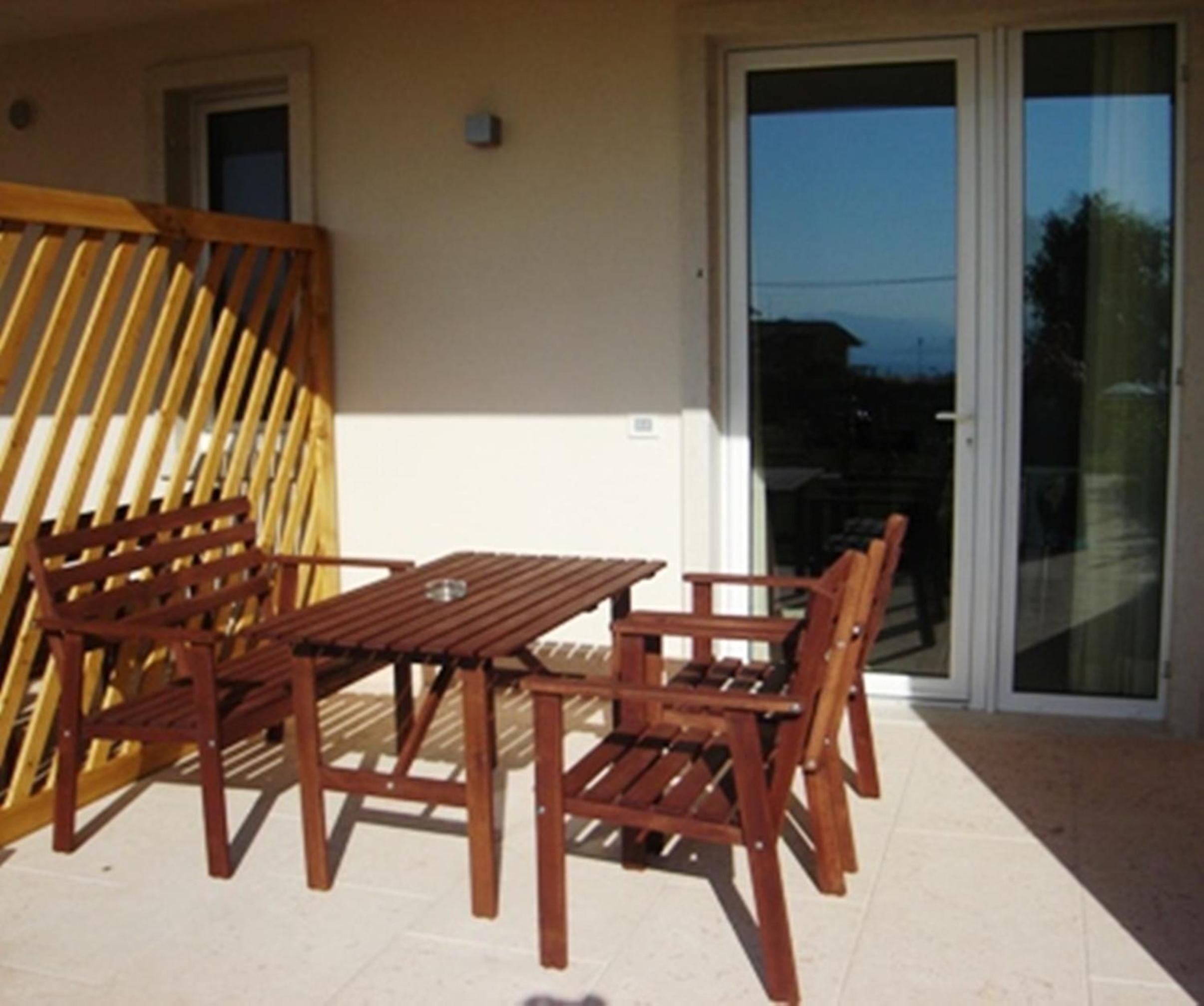 Comfort One-Bedroom Apartment with Terrace and Frontal Lake View - Photo 4