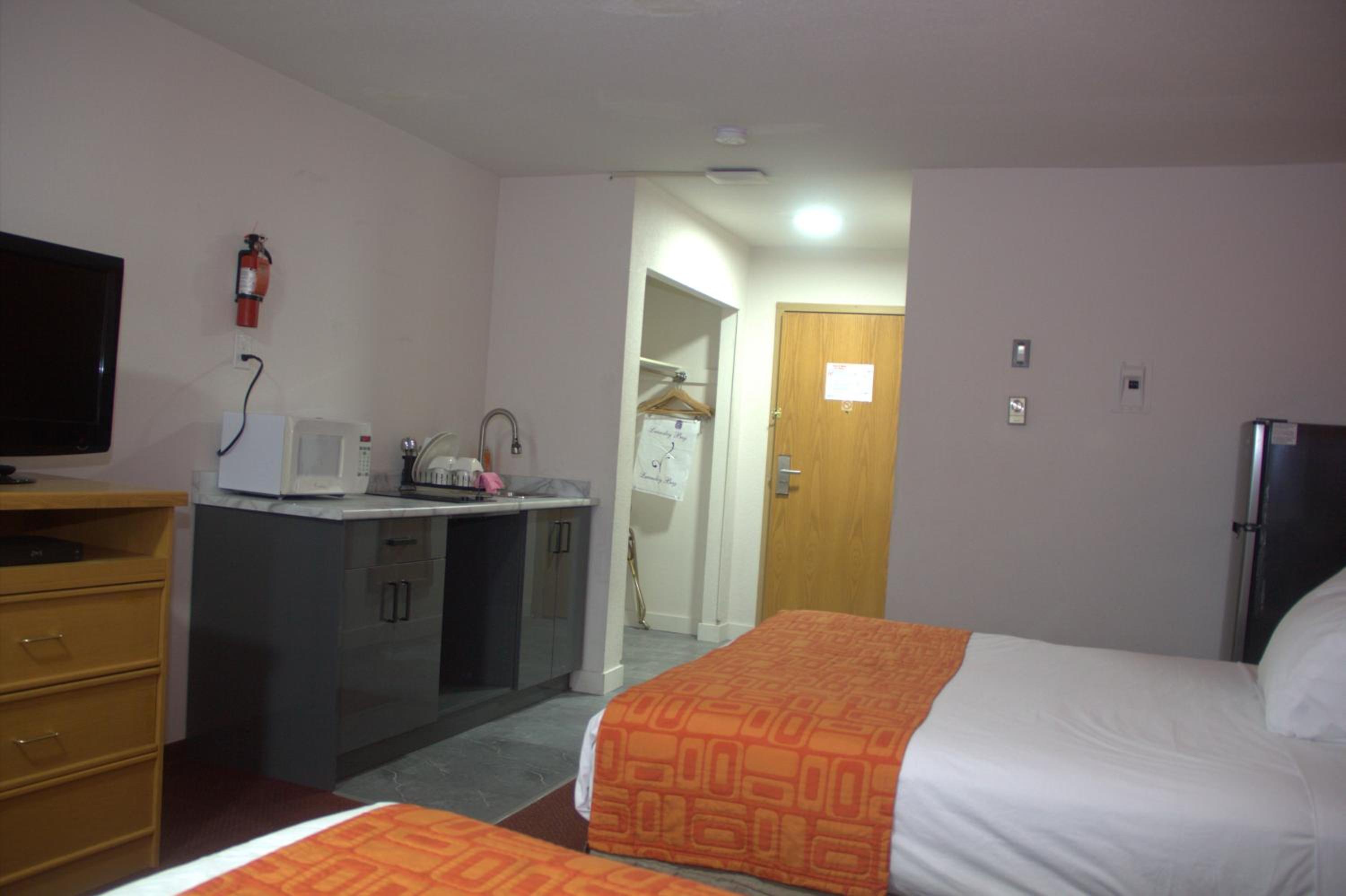 Queen Room with Two Queen Beds and Kitchenette - Non-Smoking - Photo 3