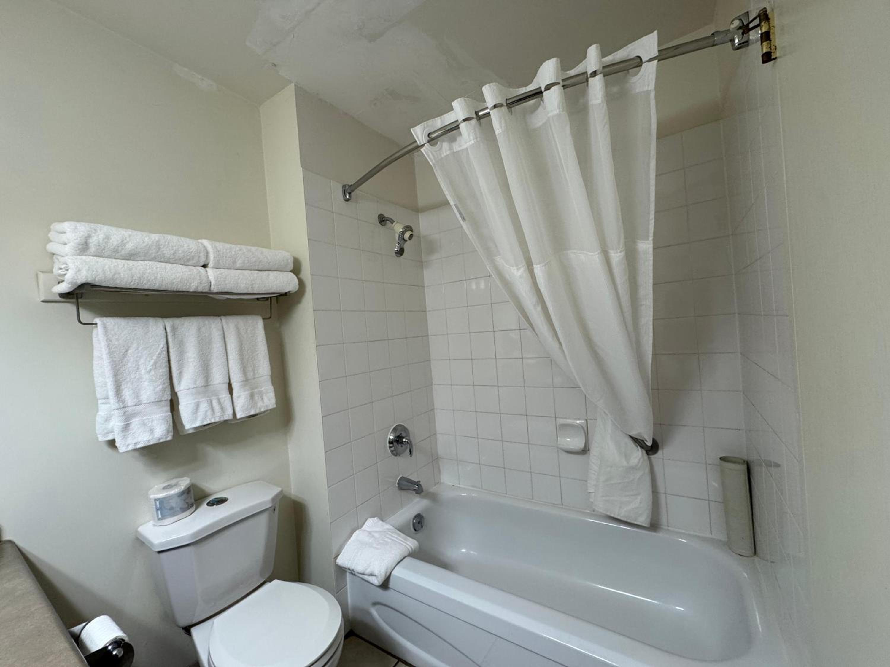 King Room with Kitchenette - Non-Smoking - Photo 6