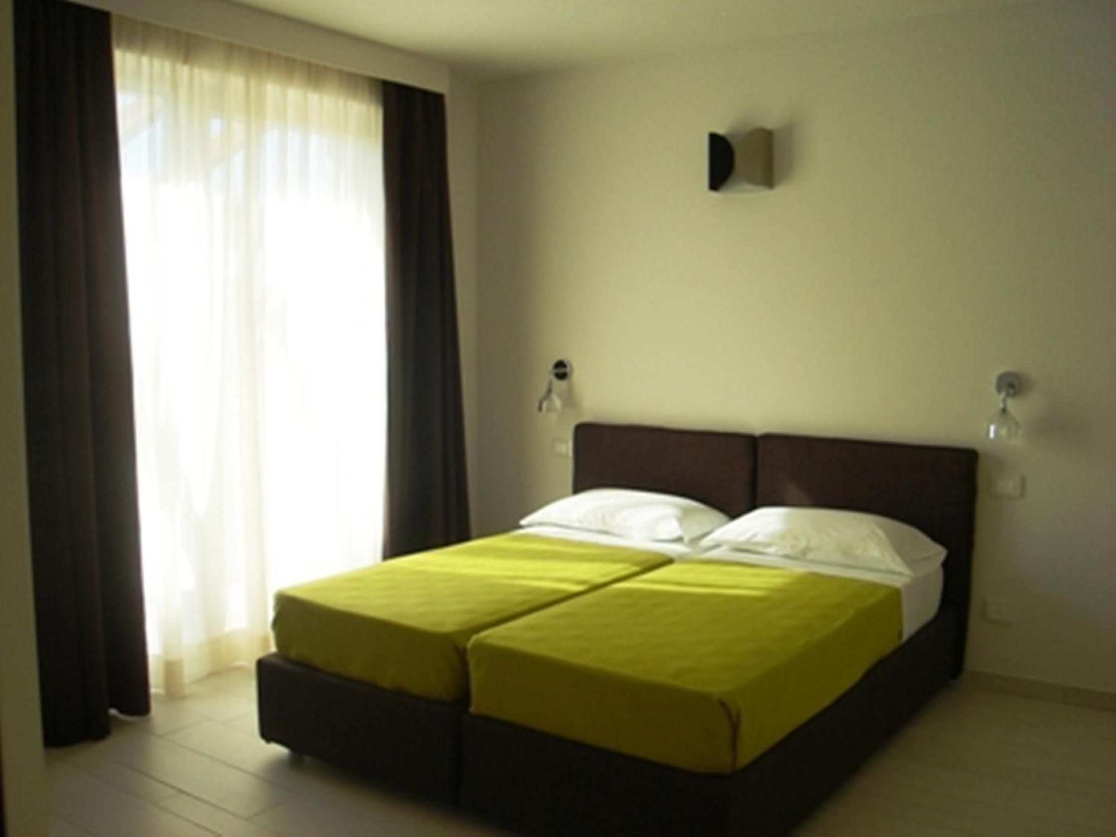 Comfort One-Bedroom Apartment with Terrace and Frontal Lake View - Photo 8