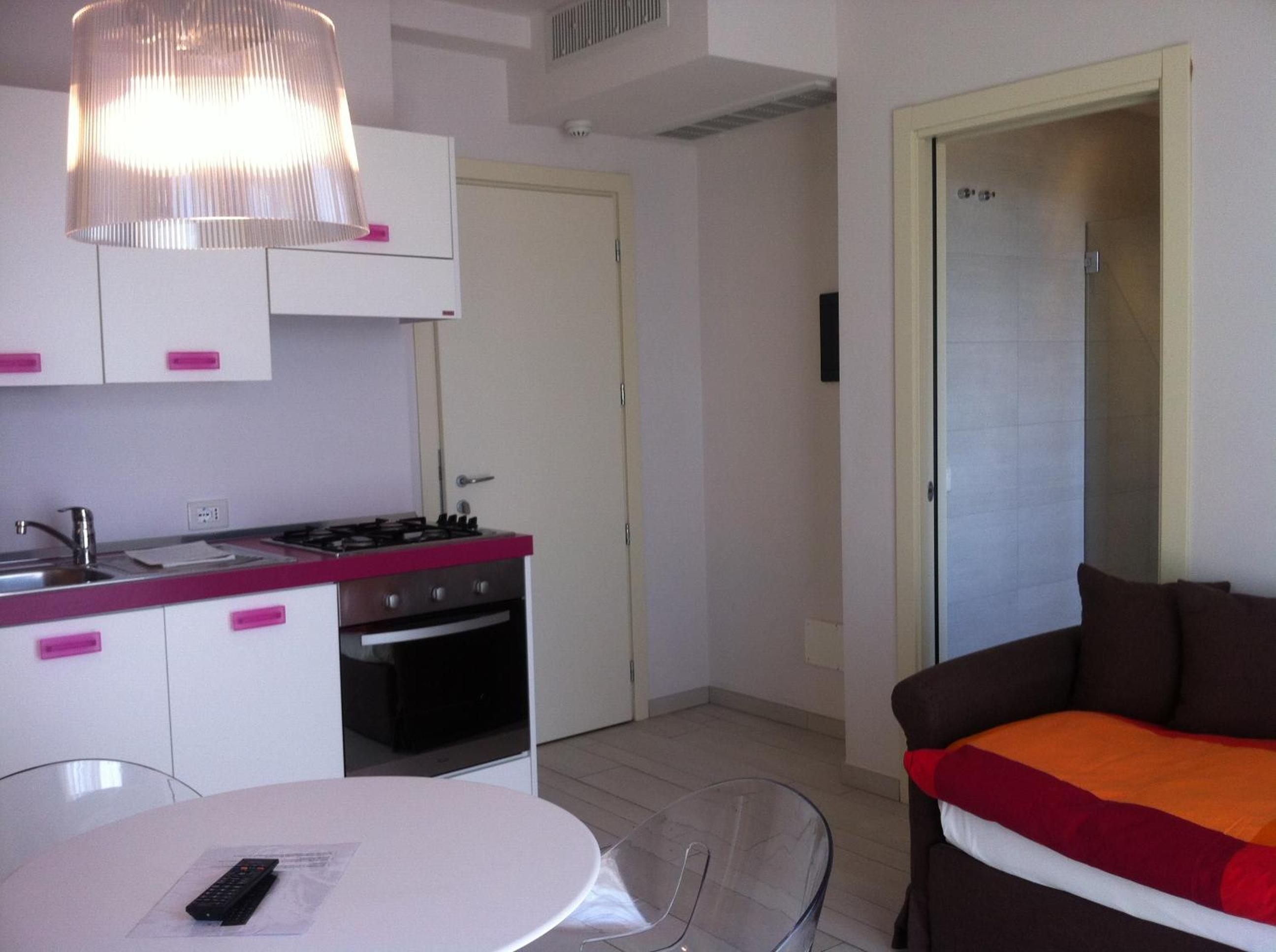 Comfort One-Bedroom Apartment with Terrace and Frontal Lake View - Photo 5