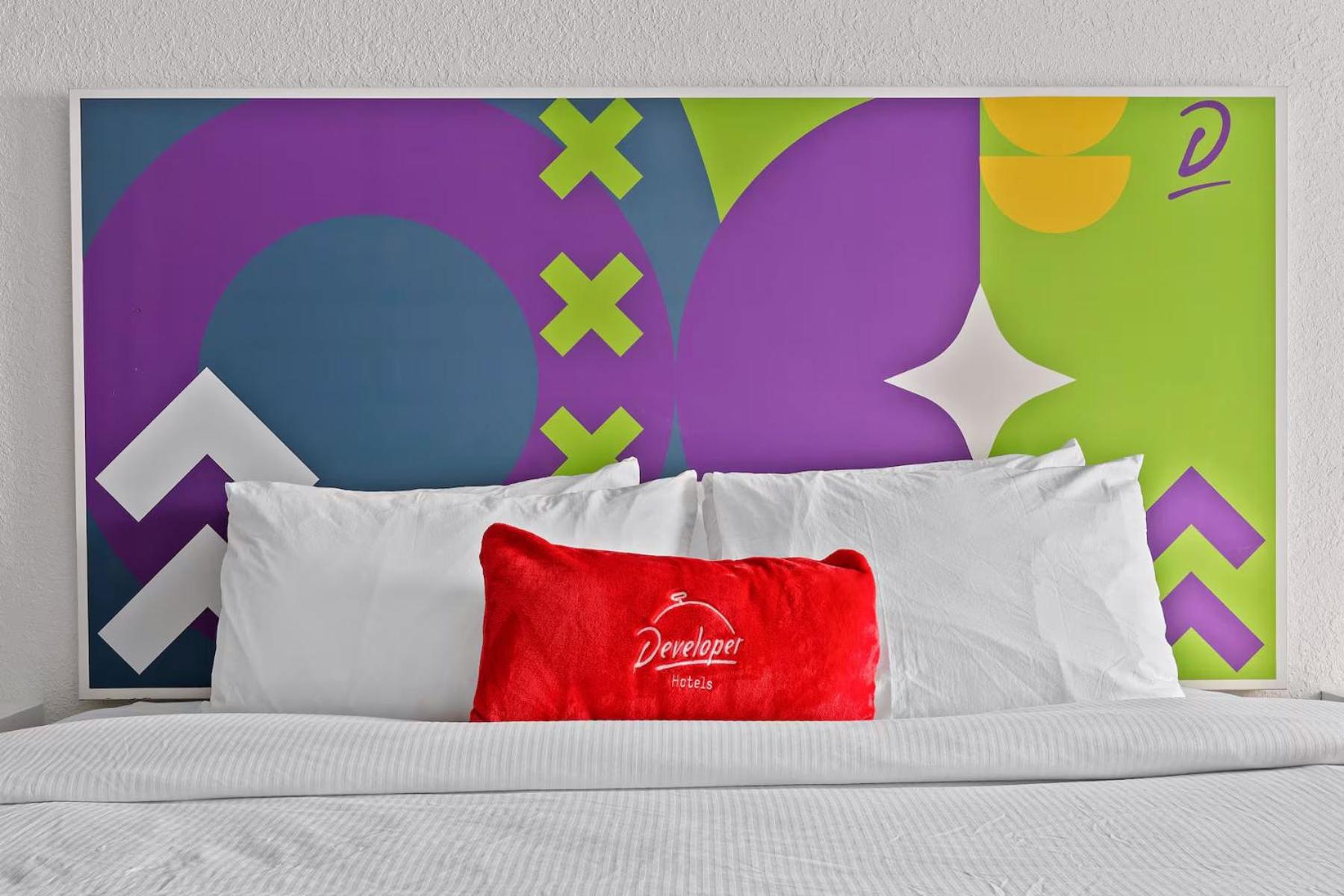King Room with Mobility/Hearing Access and Roll-In Shower, Non-Smoking - Photo 4