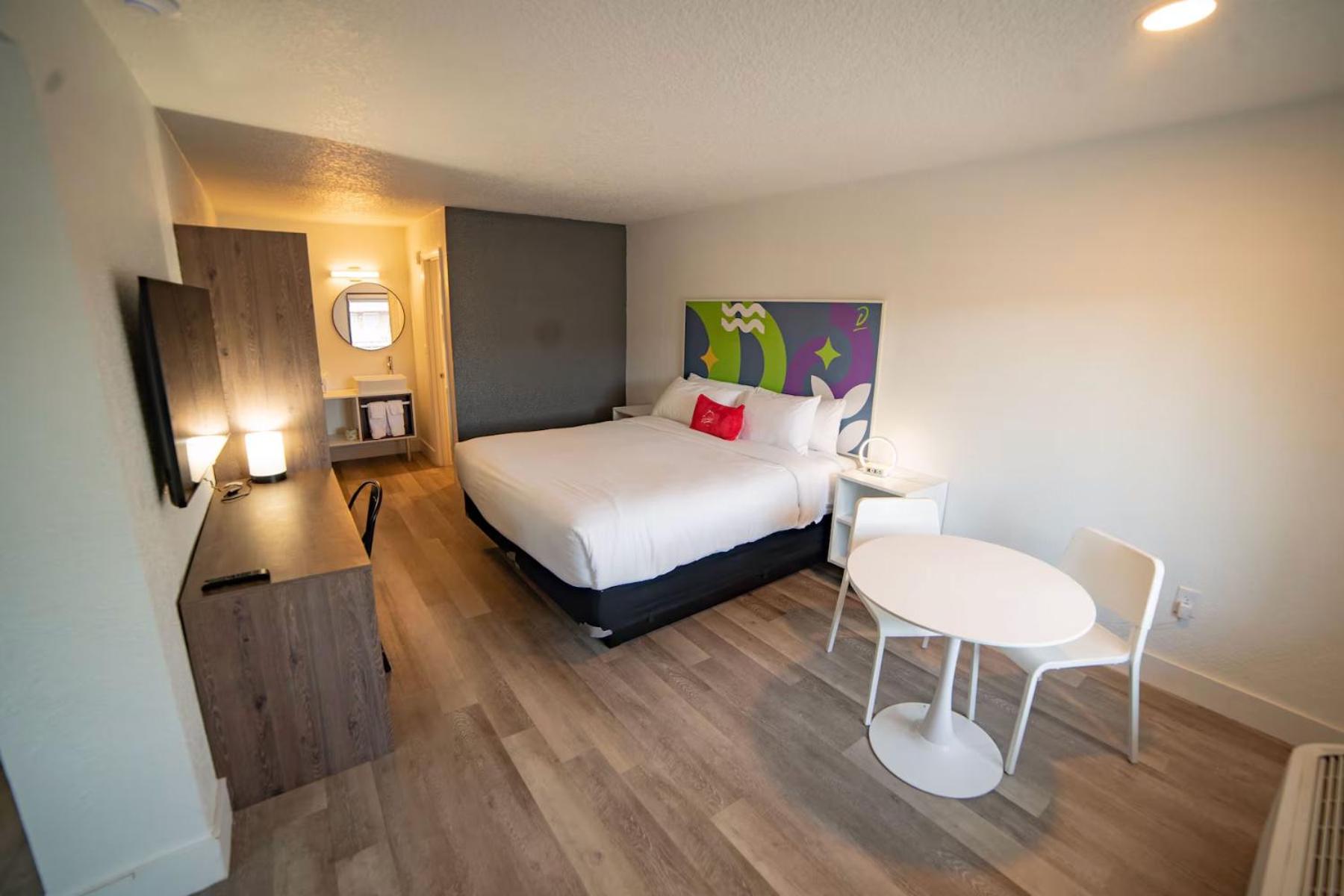 King Room with Mobility/Hearing Access and Roll-In Shower, Non-Smoking - Photo 5