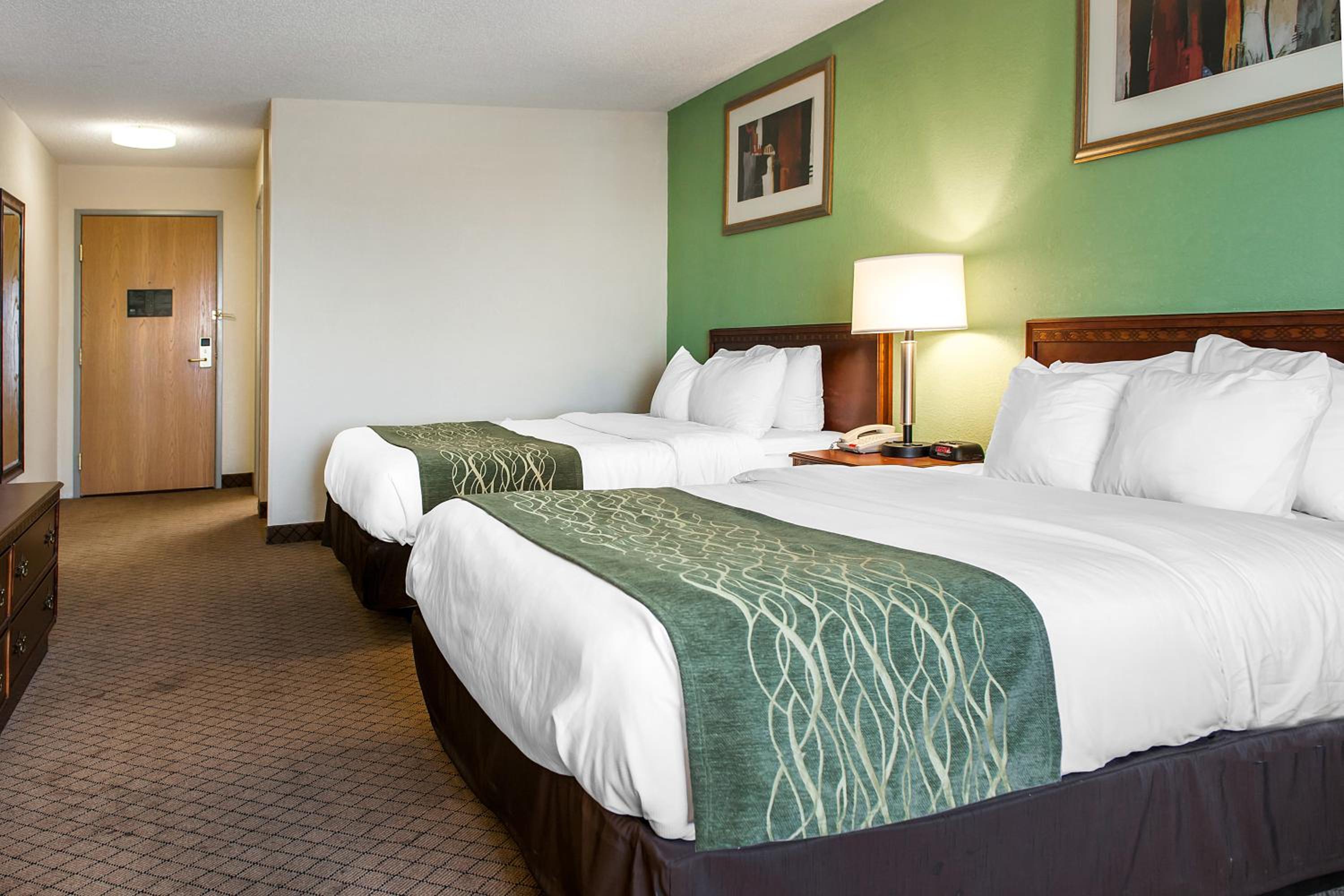Queen Room with Two Queen Beds - Photo 5