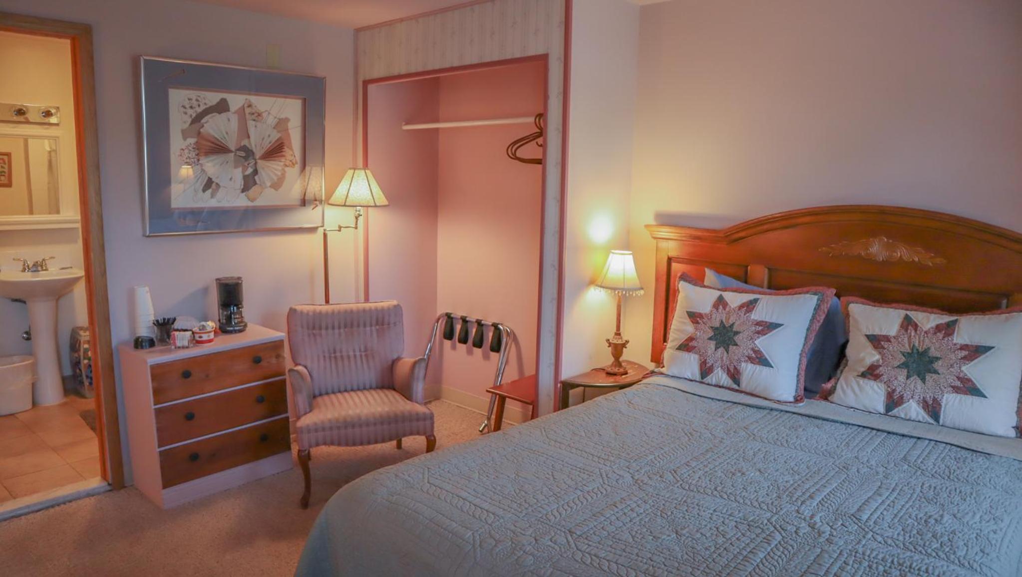 Queen Room photo 2