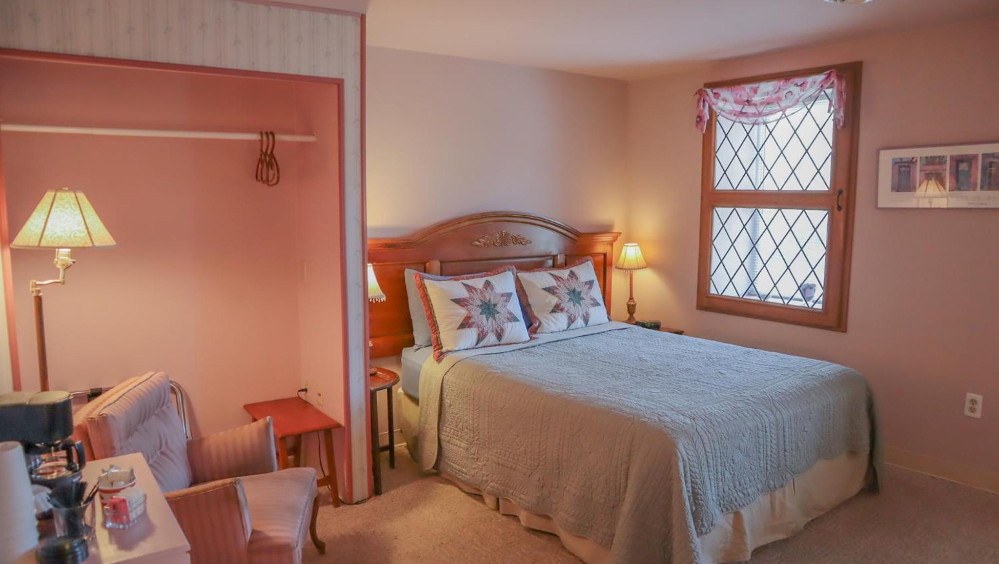 Queen Room photo 3