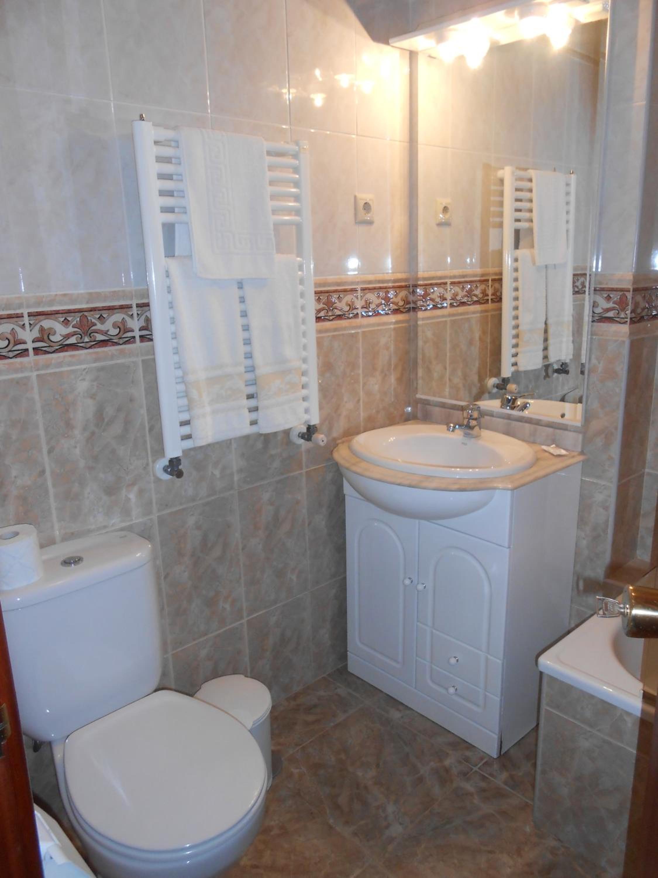 Standard Double Room - Photo 11
