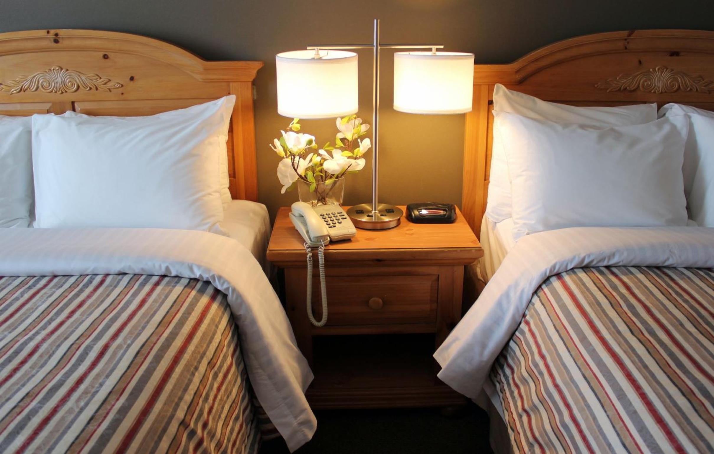 Queen Room with Two Queen Beds and City View photo 2