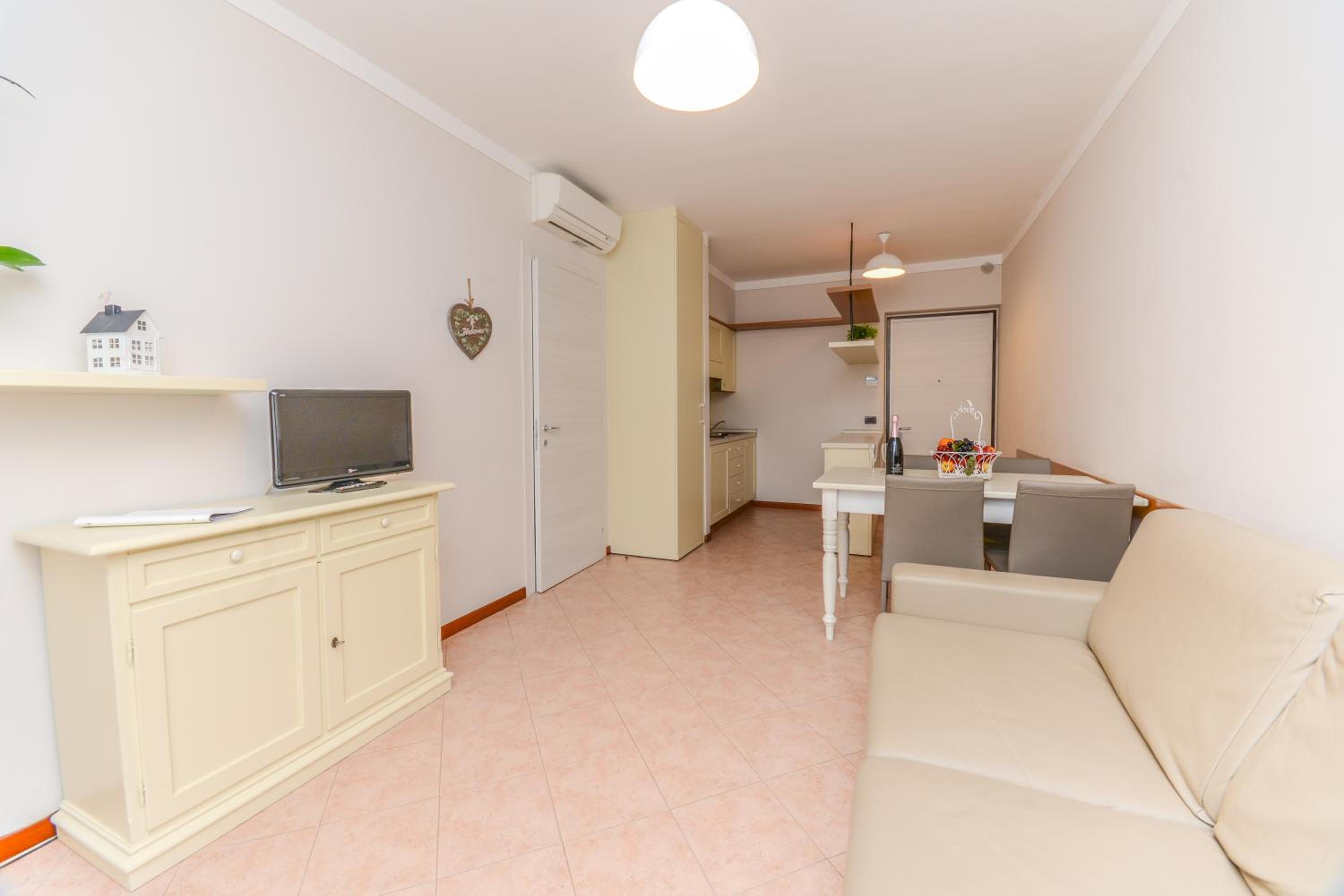 One-Bedroom Apartment with Lake View - Photo 2