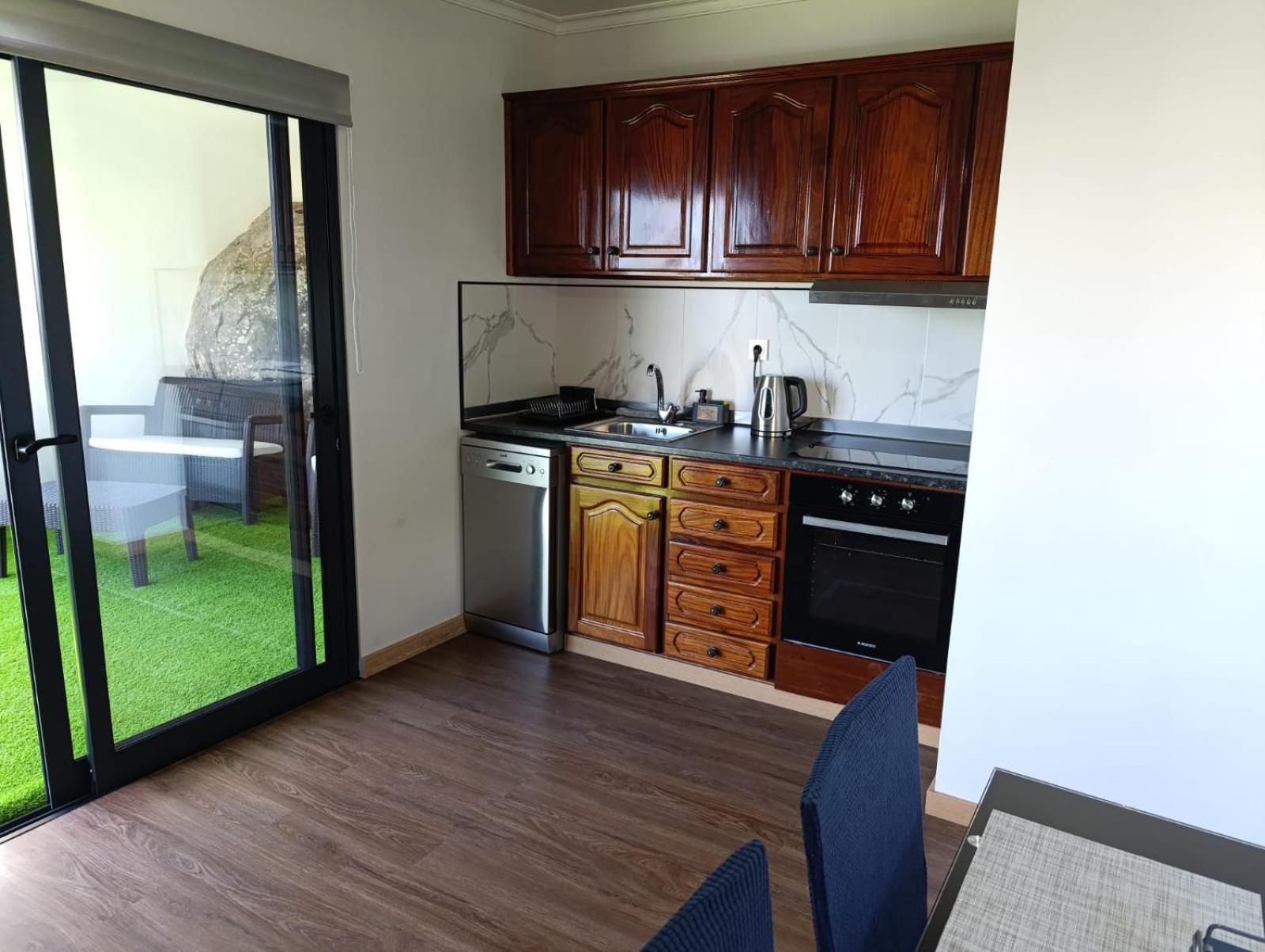 One-Bedroom Apartment with Sea View and Terrace photo 2
