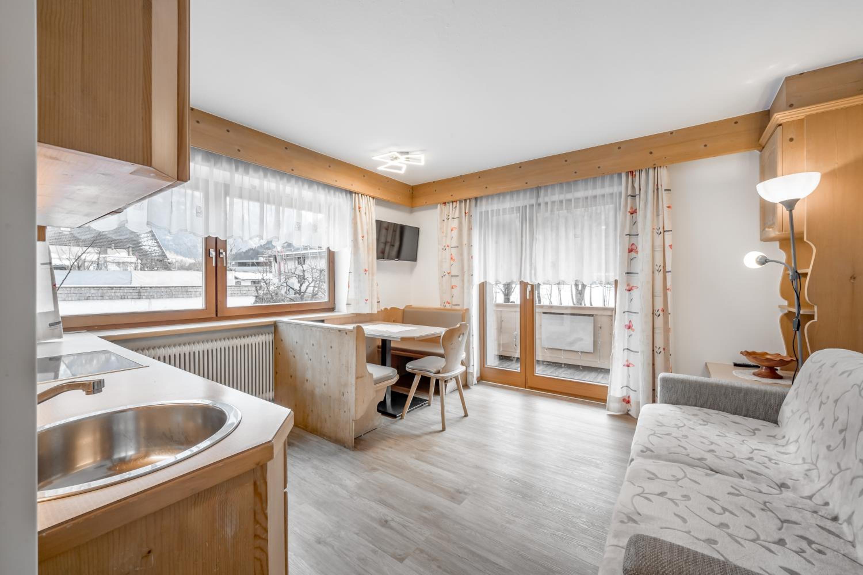 One-Bedroom Apartment (2-3 Adults) photo 1
