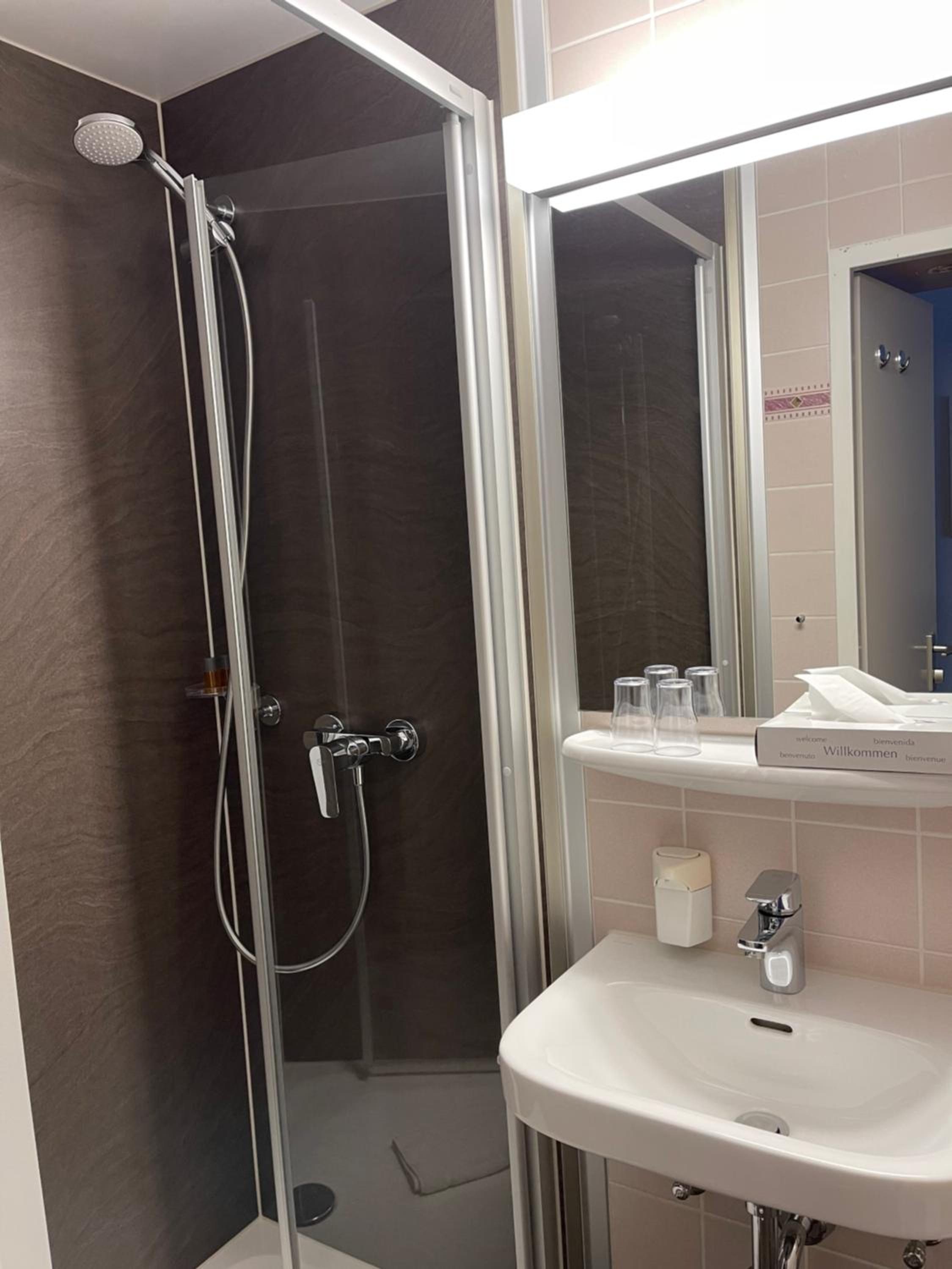 Standard Double Room - Photo 4