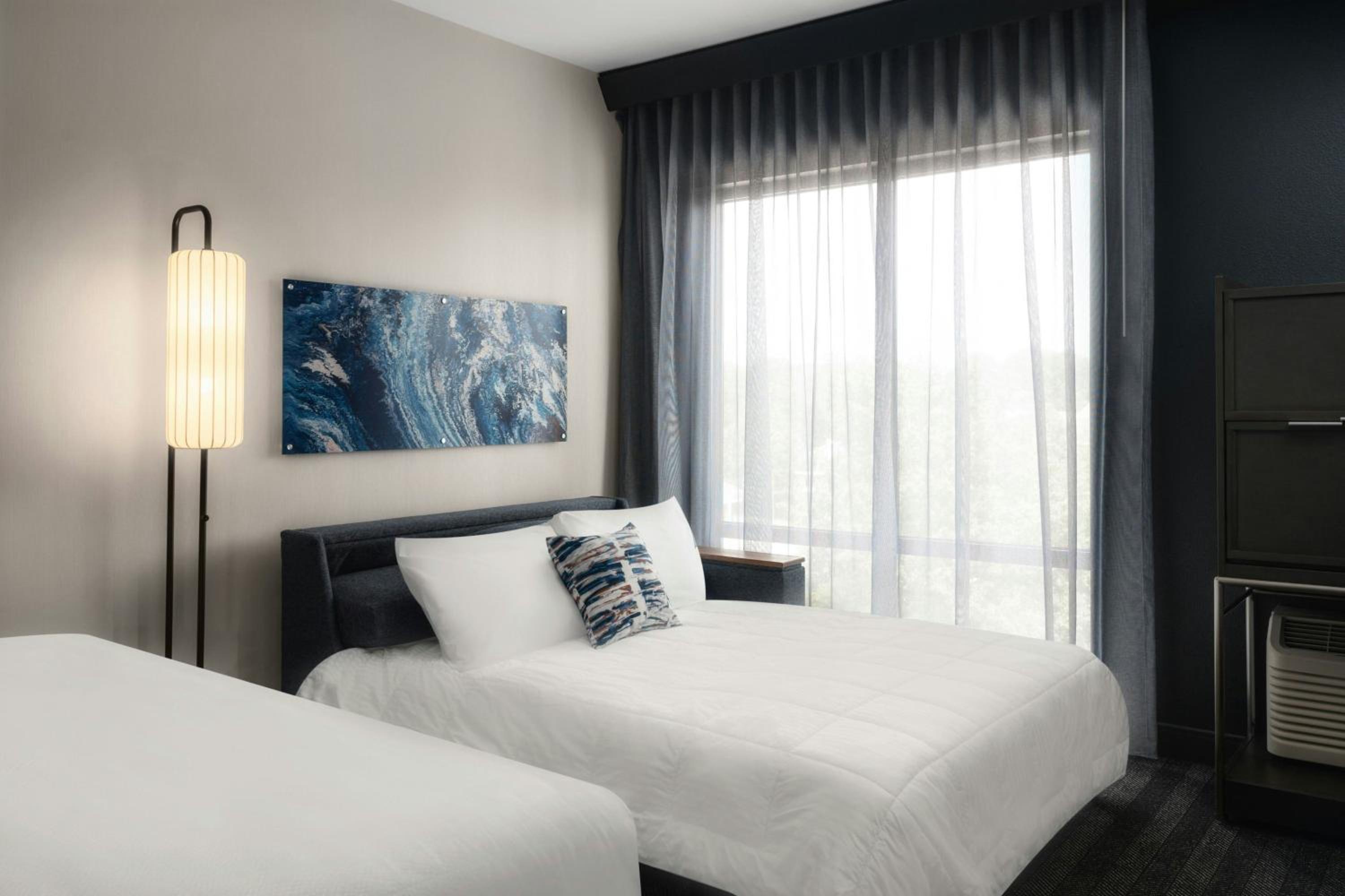 King Room with Sofa Bed - Photo 2