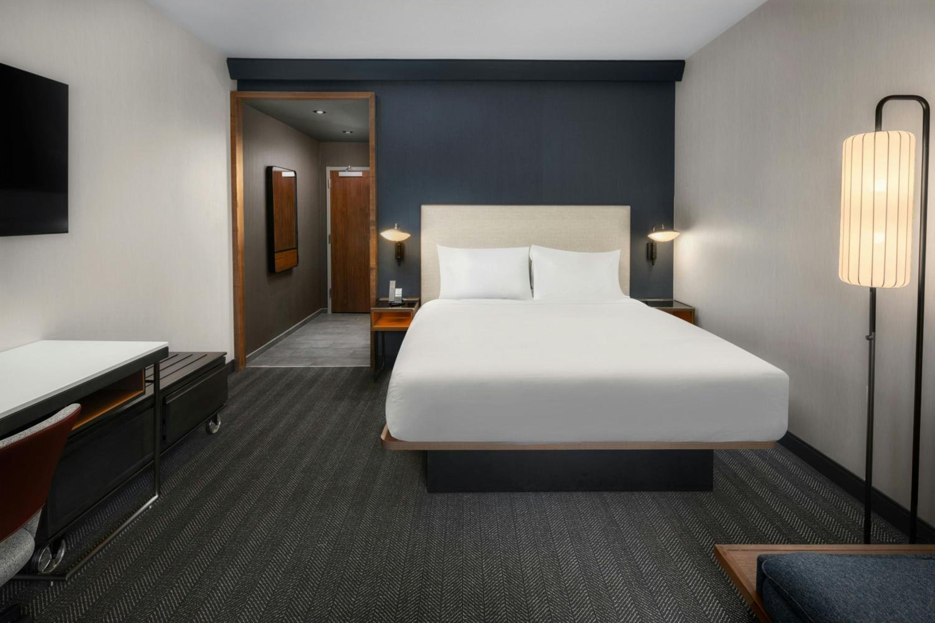 King Room with Sofa Bed - Photo 4
