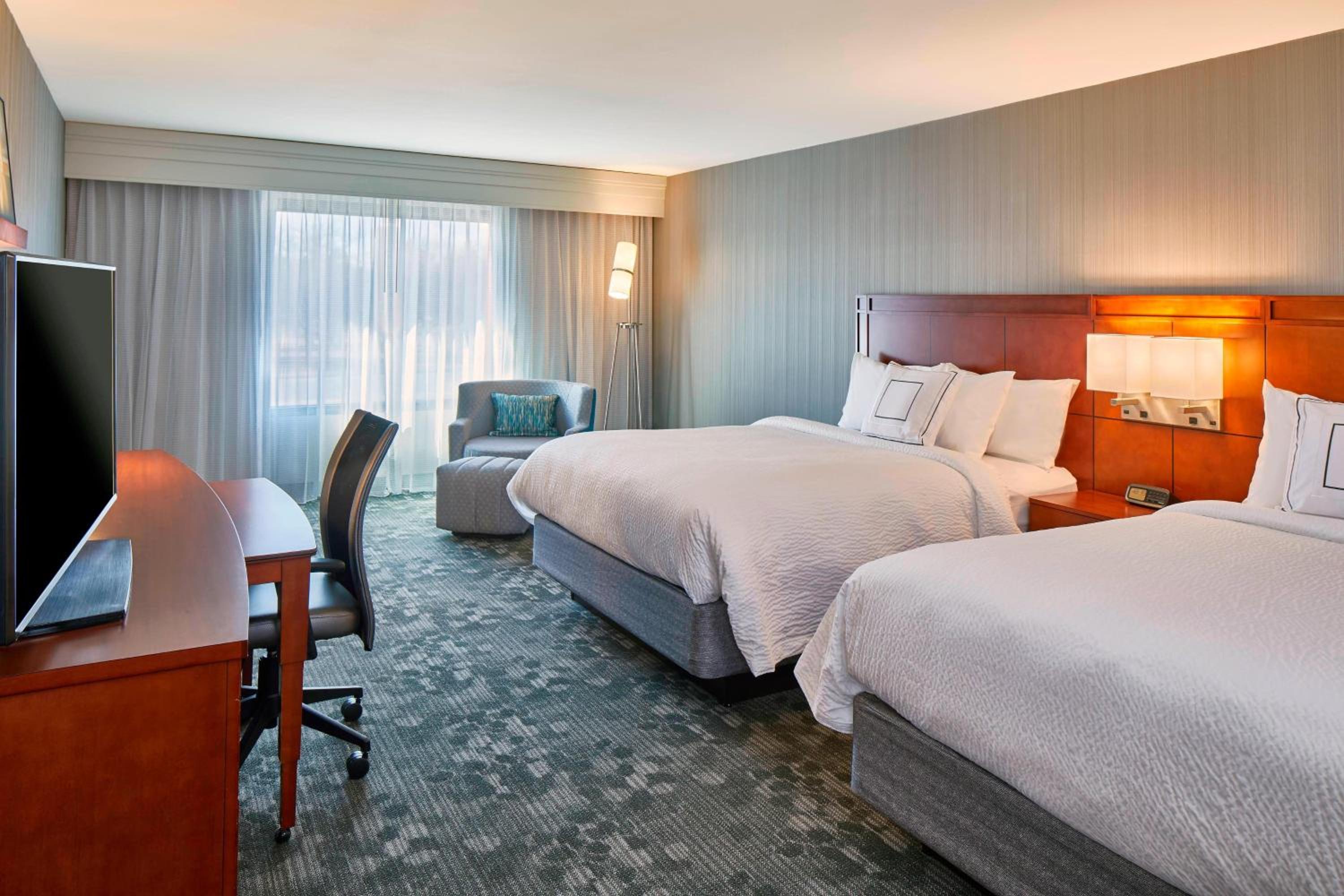 Queen Room with Two Queen Beds photo 1