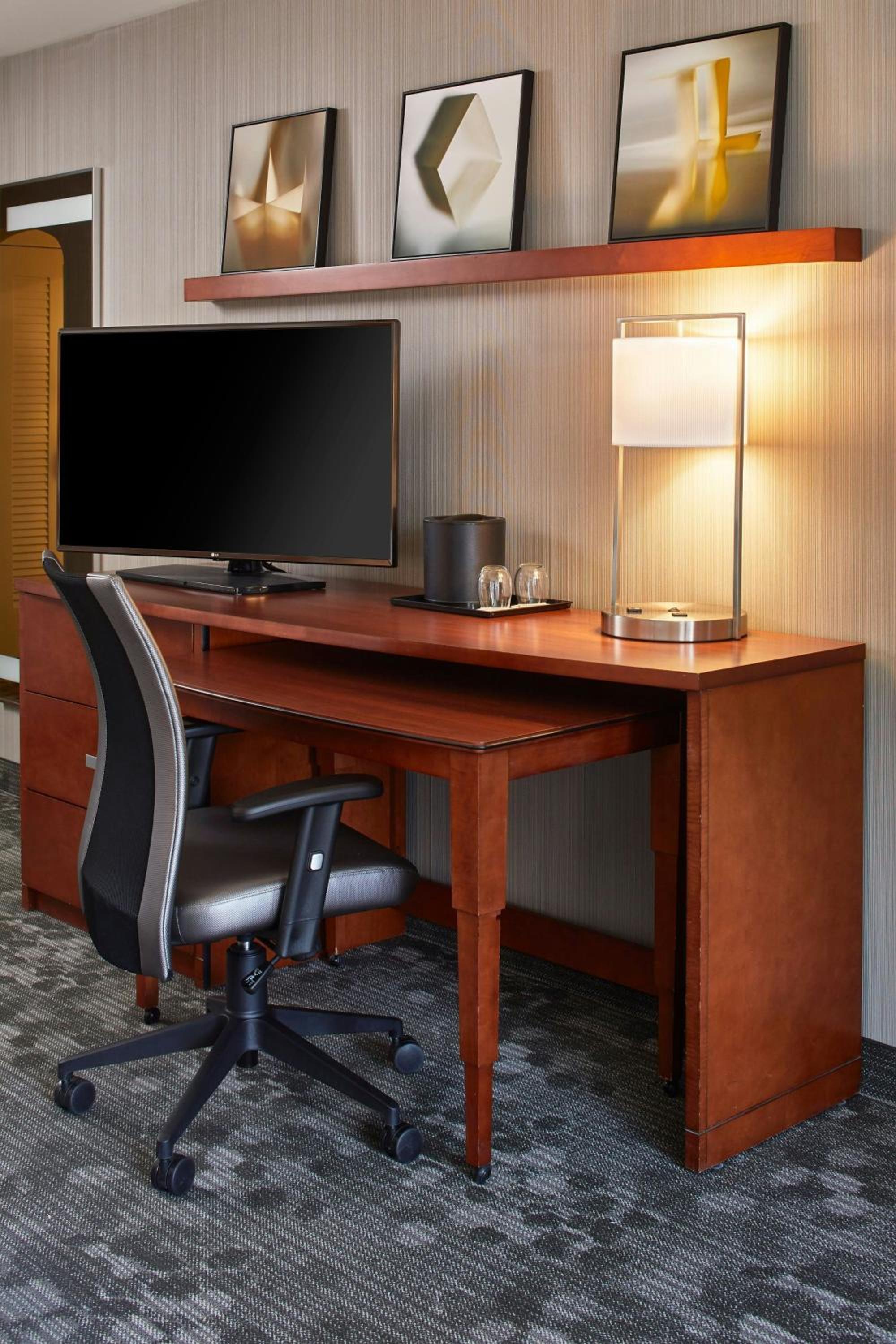 King Room with Sofa Bed - Hearing Accessible - Photo 2