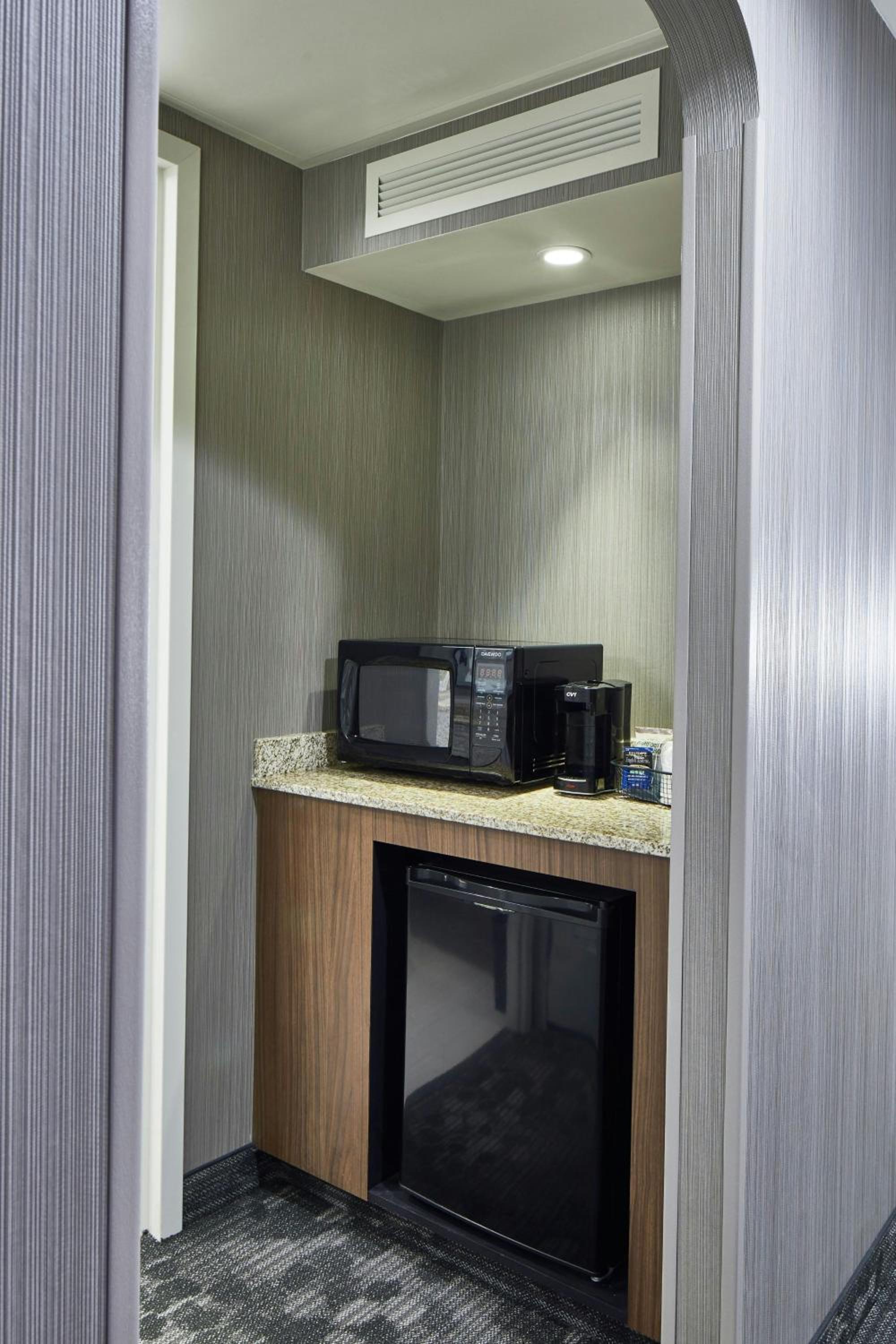 King Room with Sofa Bed - Hearing Accessible - Photo 3
