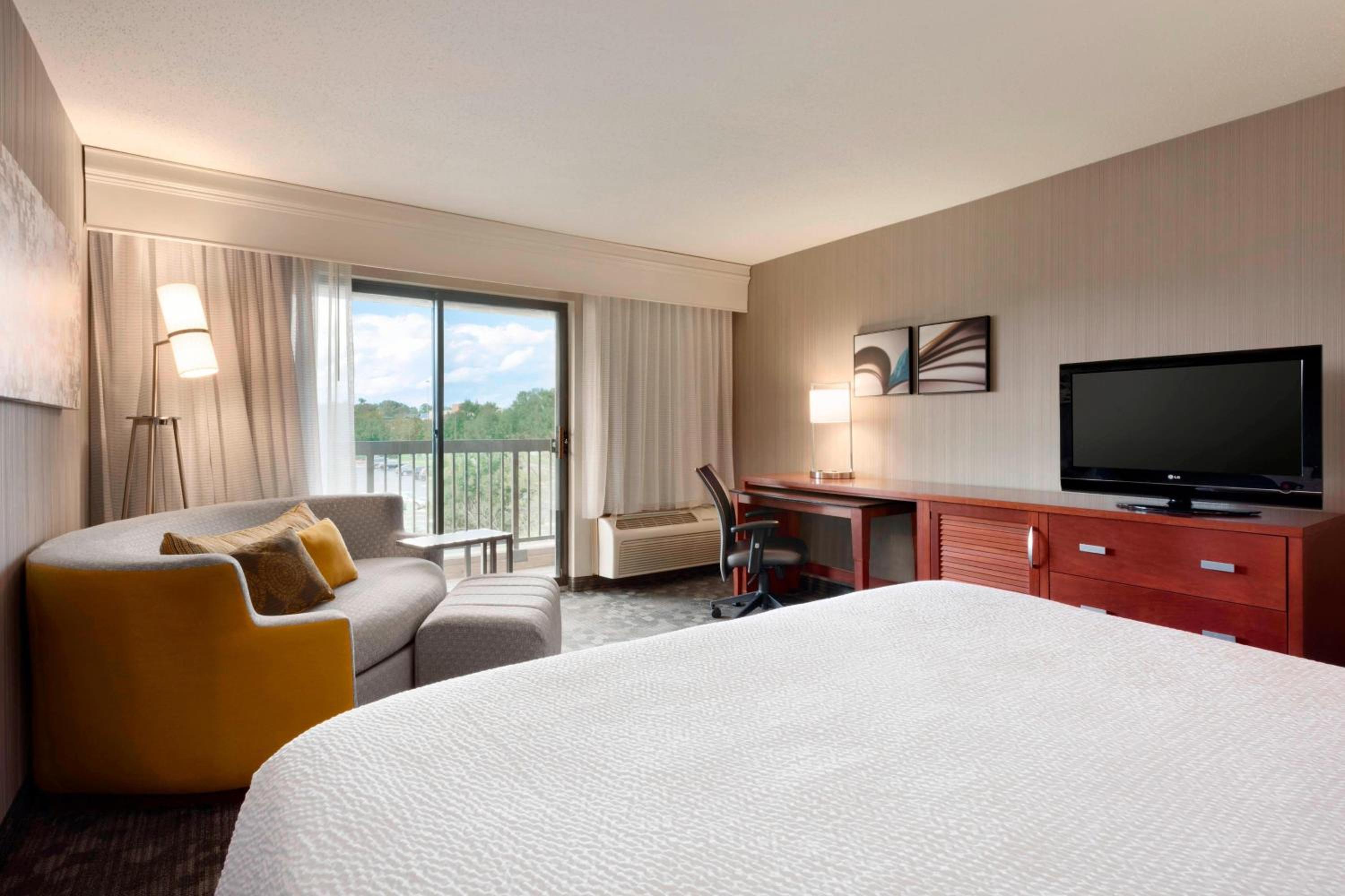 King Room with Bathtub, Transfer Shower and Sofa Bed - Mobility Access/Hearing Accessible - Photo 2