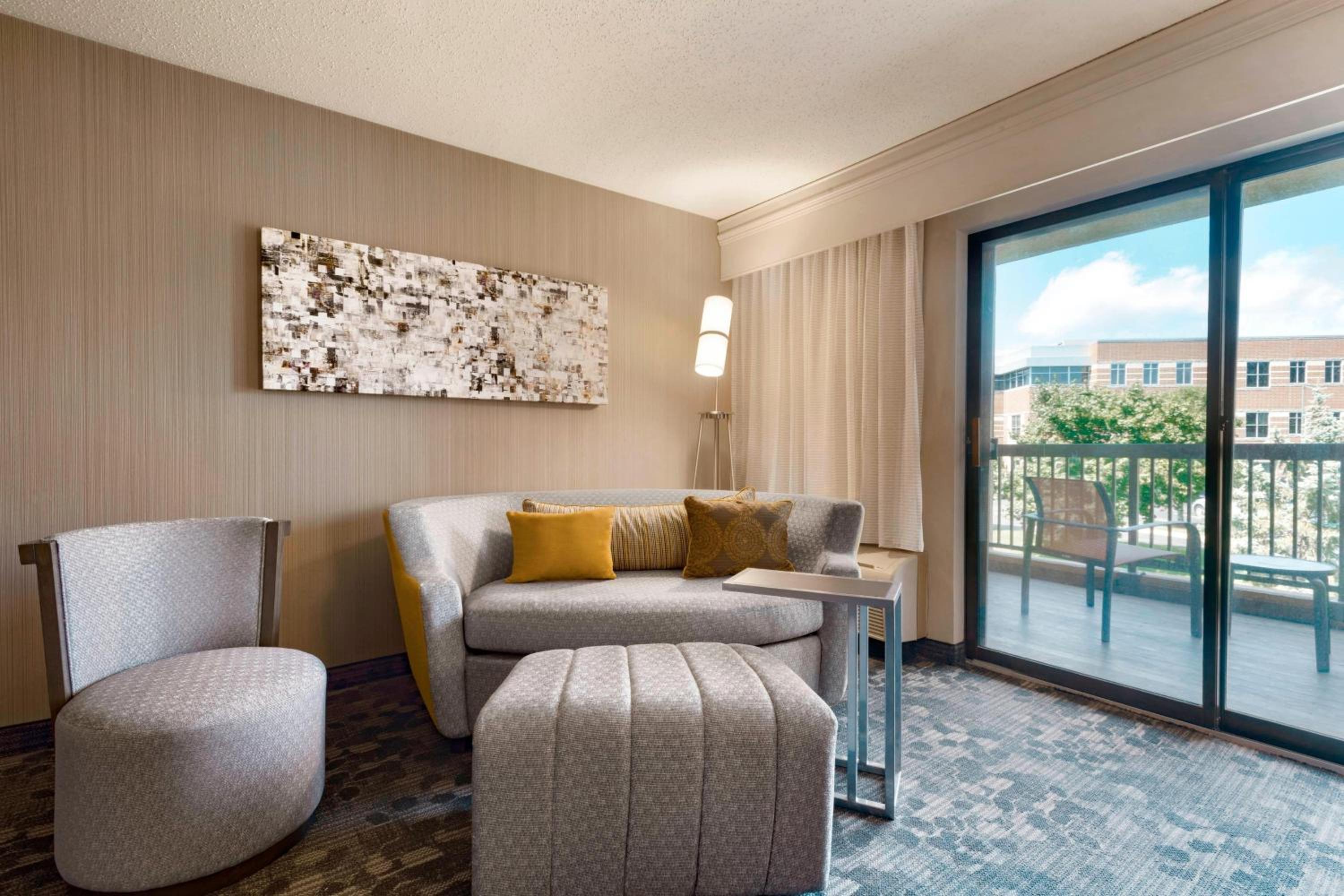King Room with Bathtub, Transfer Shower and Sofa Bed - Mobility Access/Hearing Accessible - Photo 4