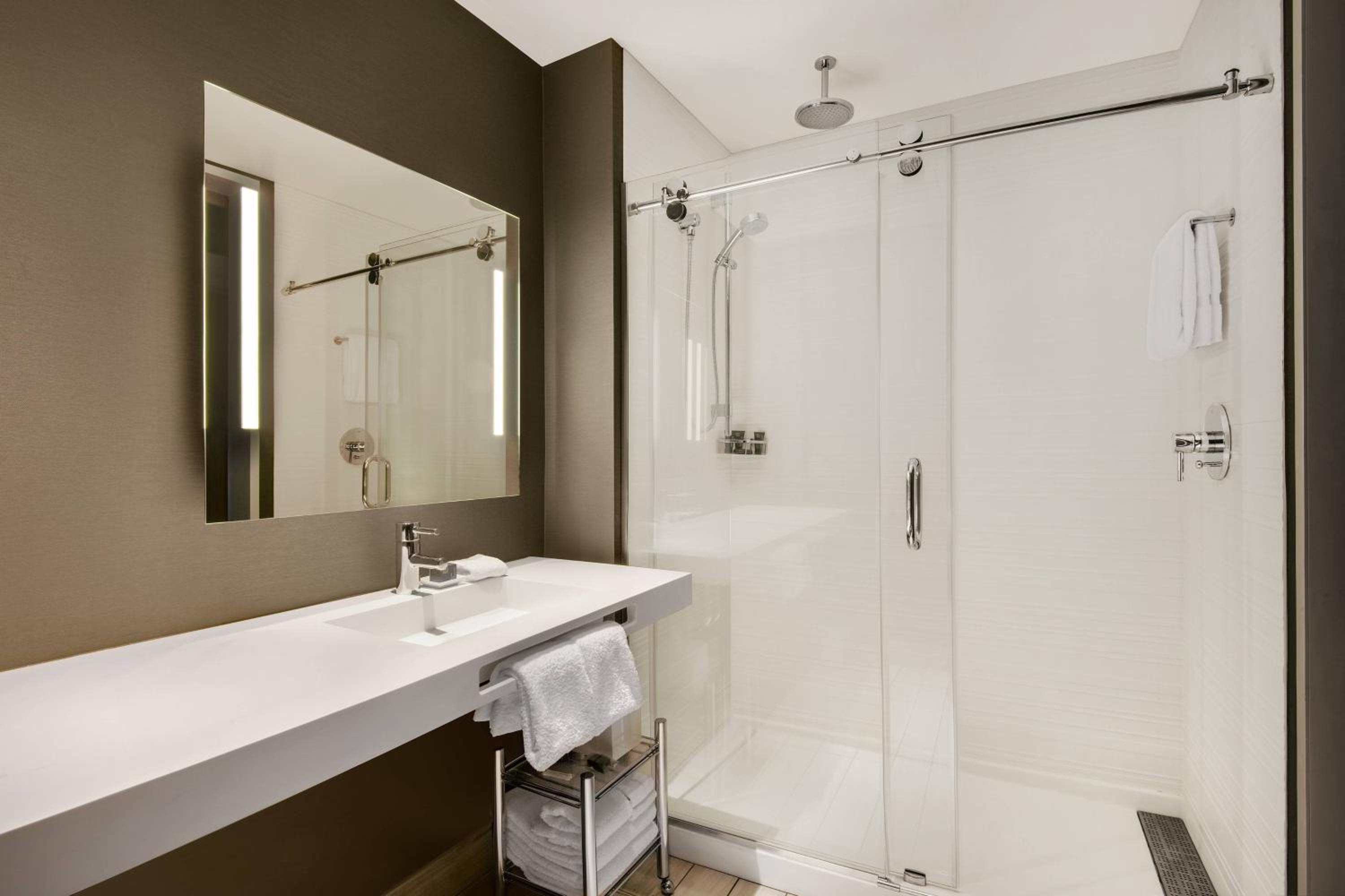 Queen Room with Two Queen Beds - Hearing Accessible photo 3
