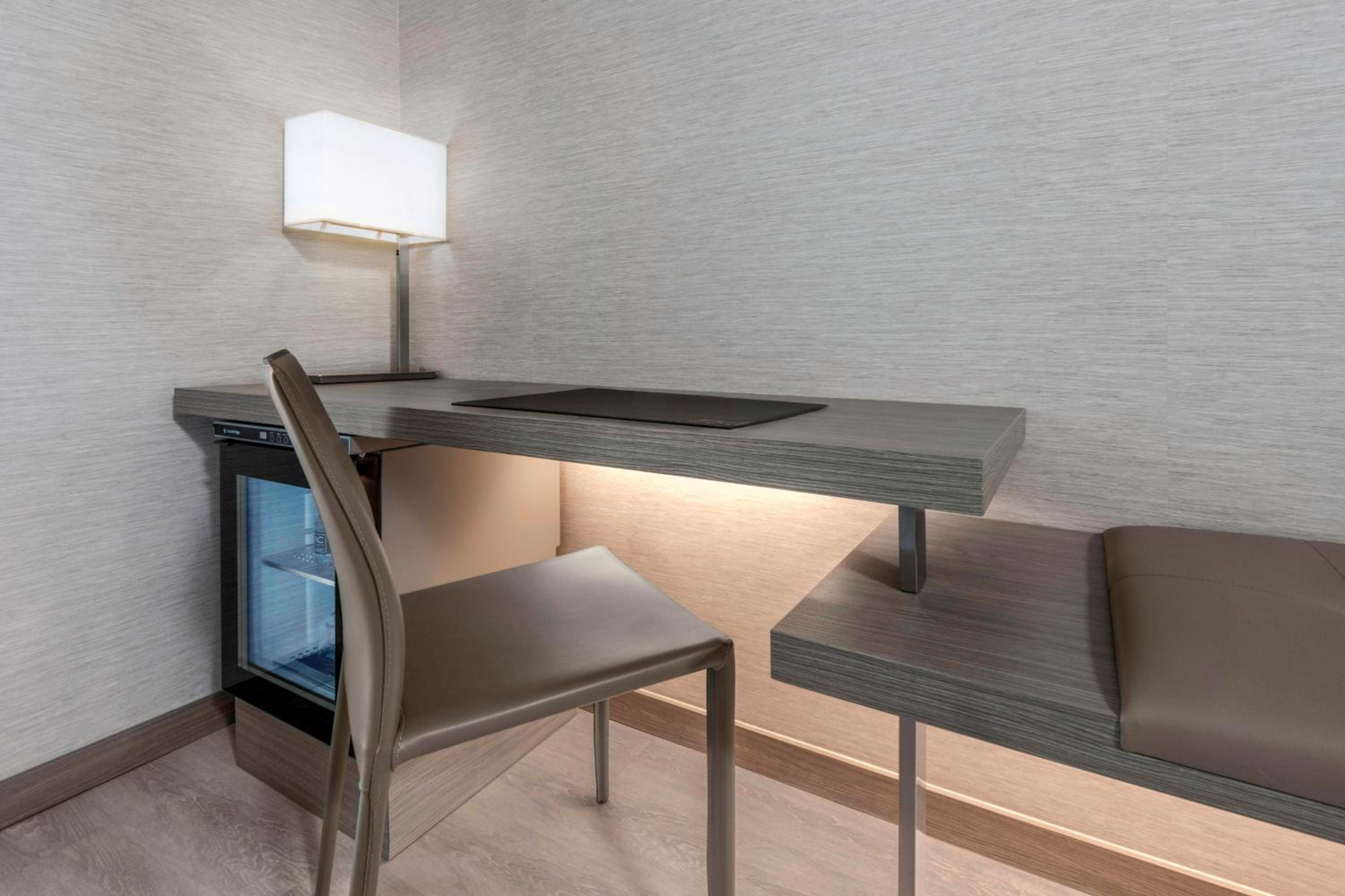 King Room with Mountain View - Hearing Accessible photo 3