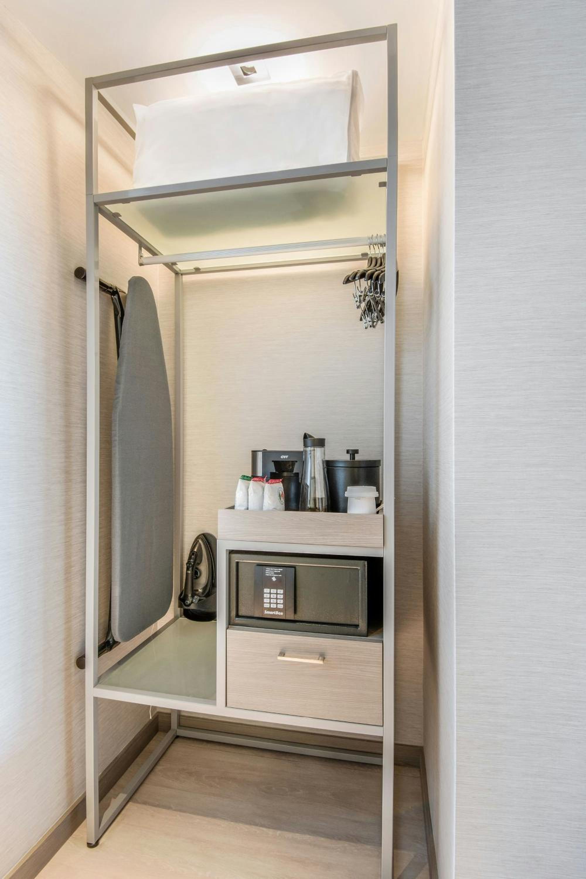 King Room with Balcony and Bathtub - Mobility Access photo 3