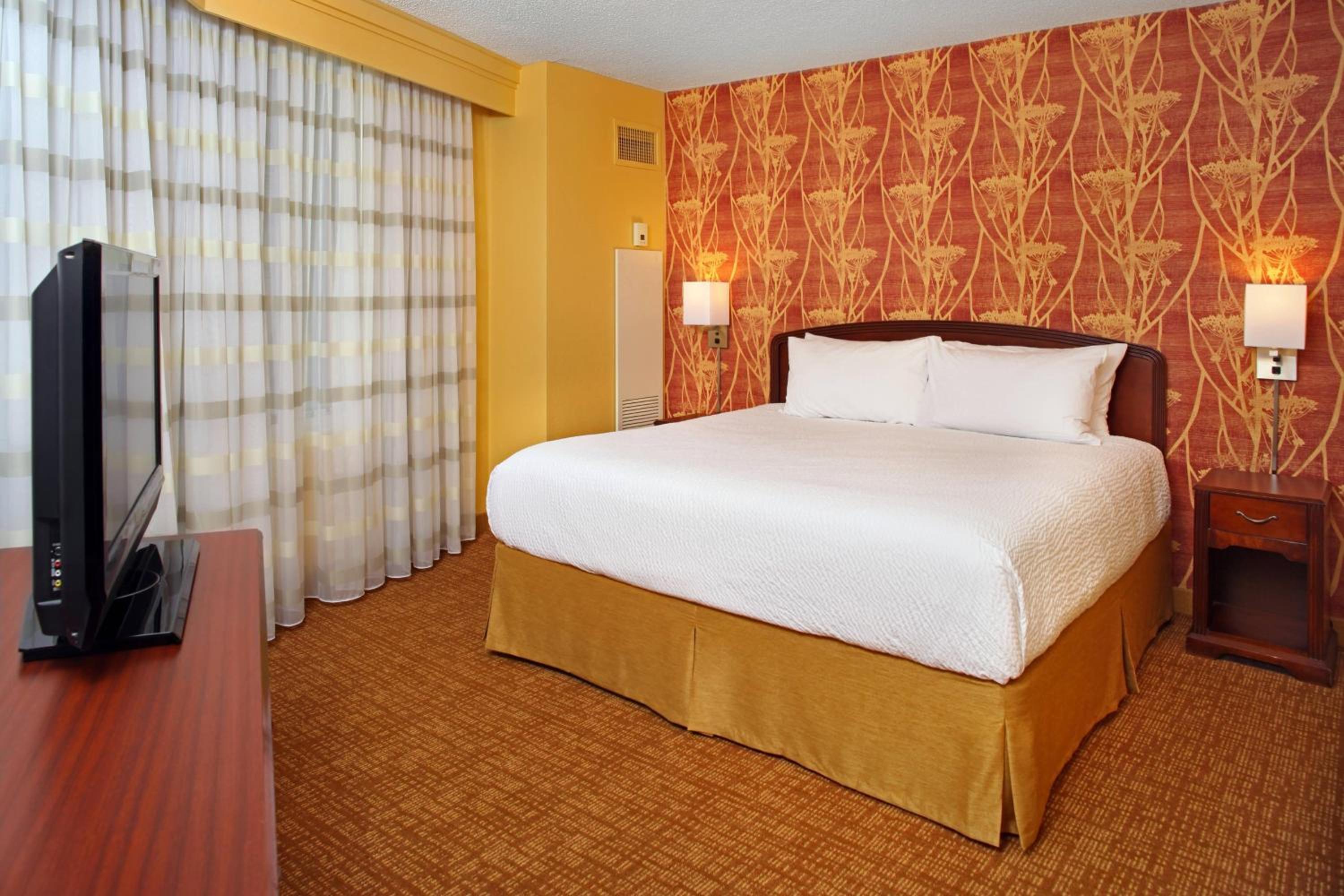One-Bedroom King Suite - Hearing Accessible - Photo 2