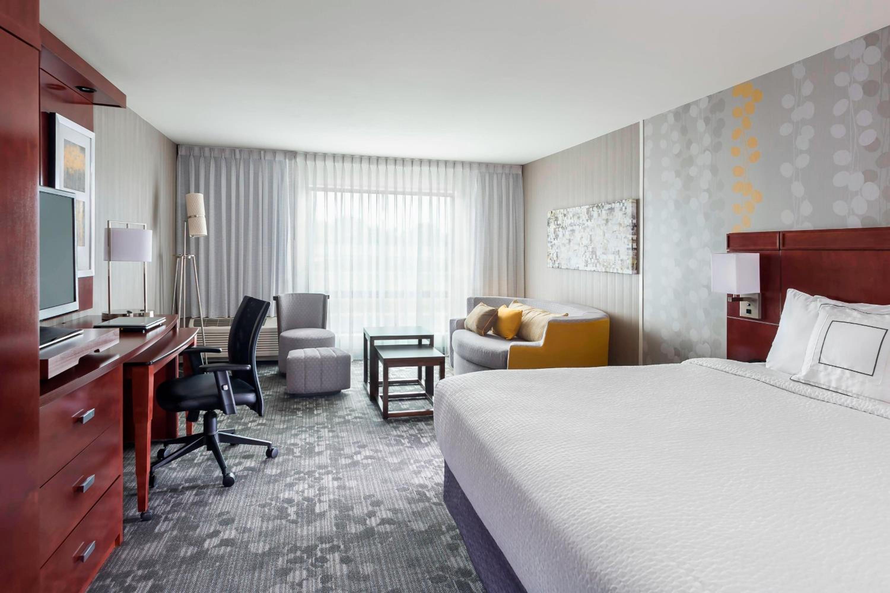 King Suite with Sofa Bed - Hearing Accessible