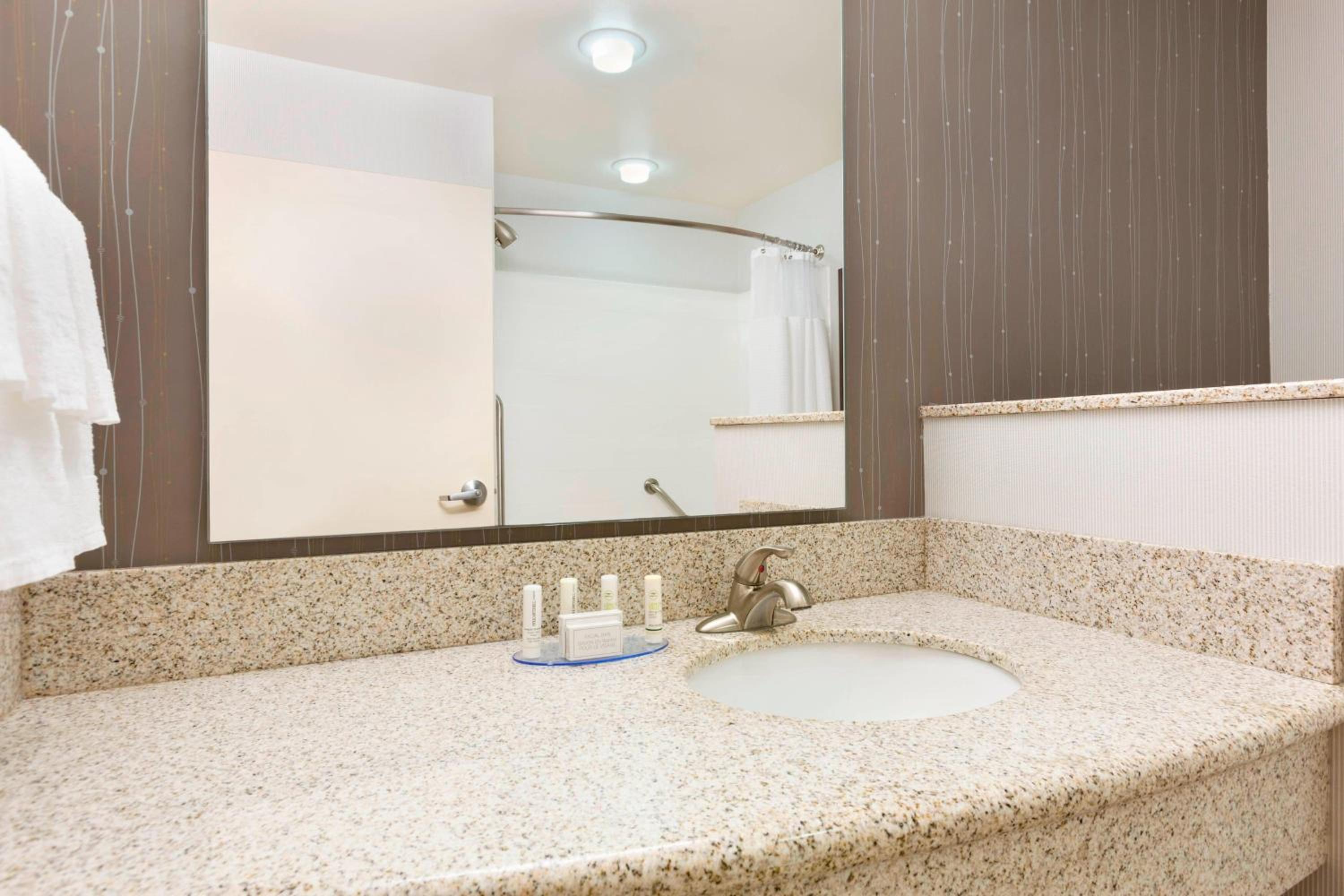 Queen Suite with Two Queen Beds photo 2