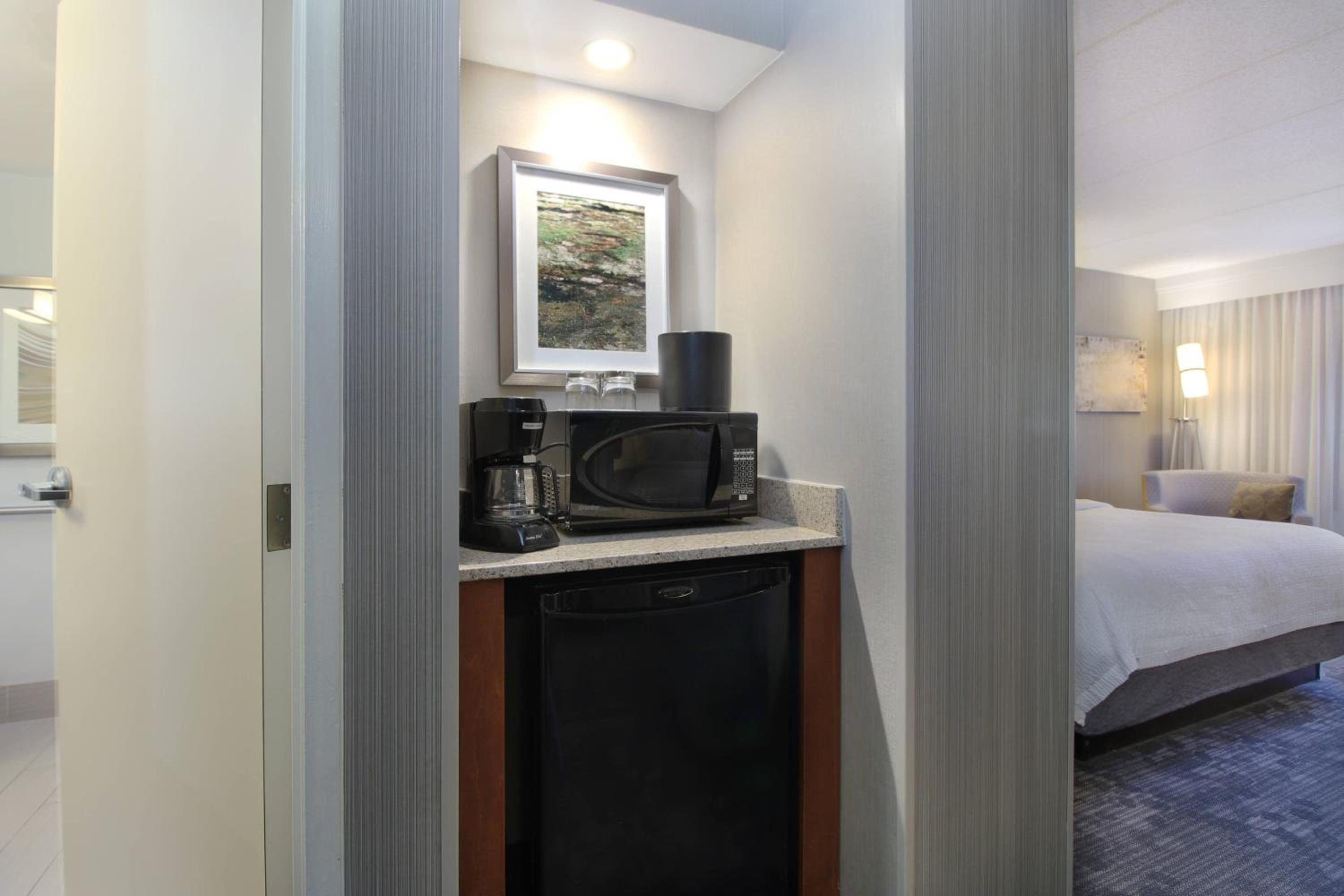 Queen Room with Two Queen Beds - Photo 3
