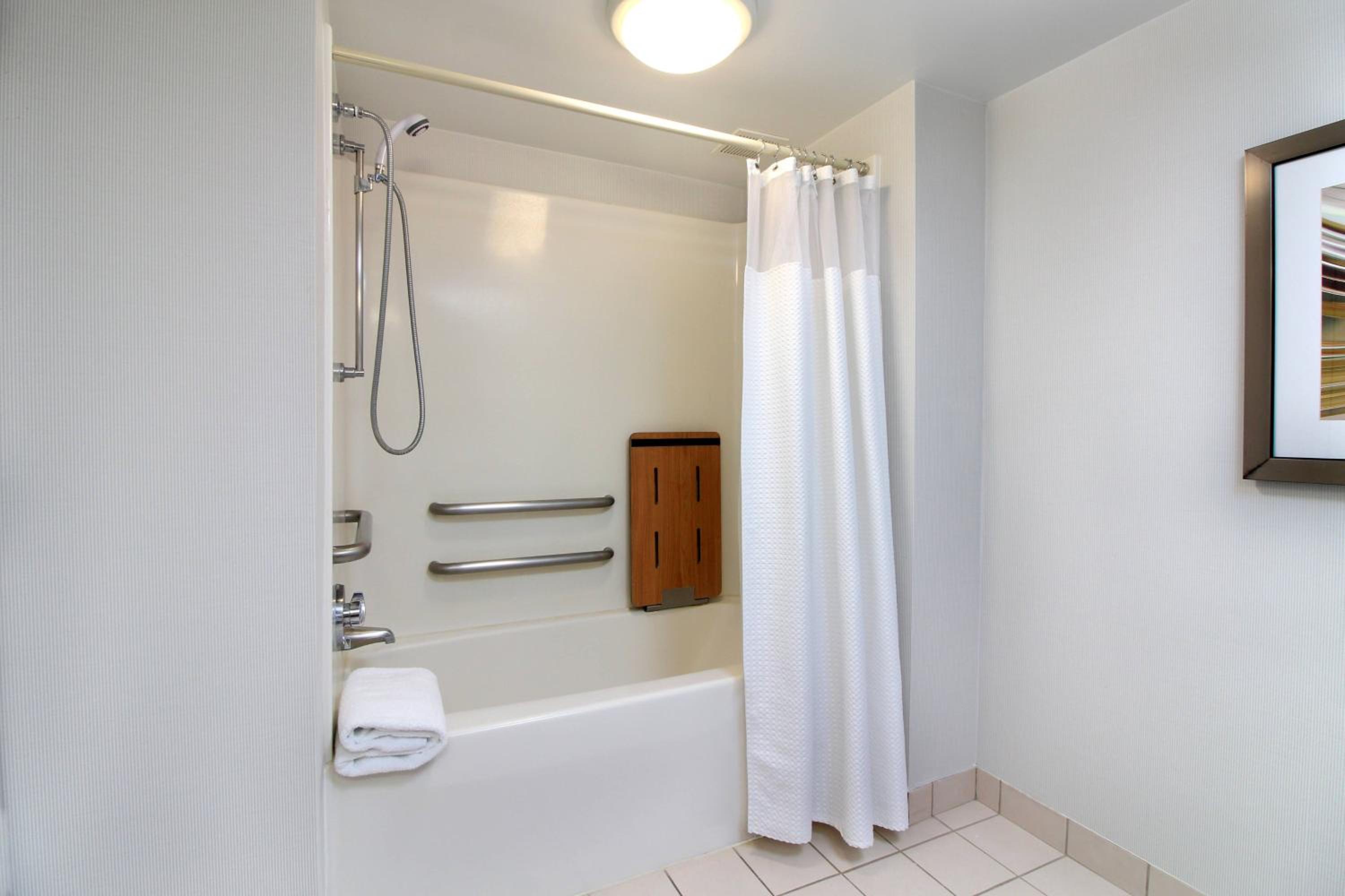 King Room with Sofa Bed and Adapted Tub - Mobility Accessible - Photo 1
